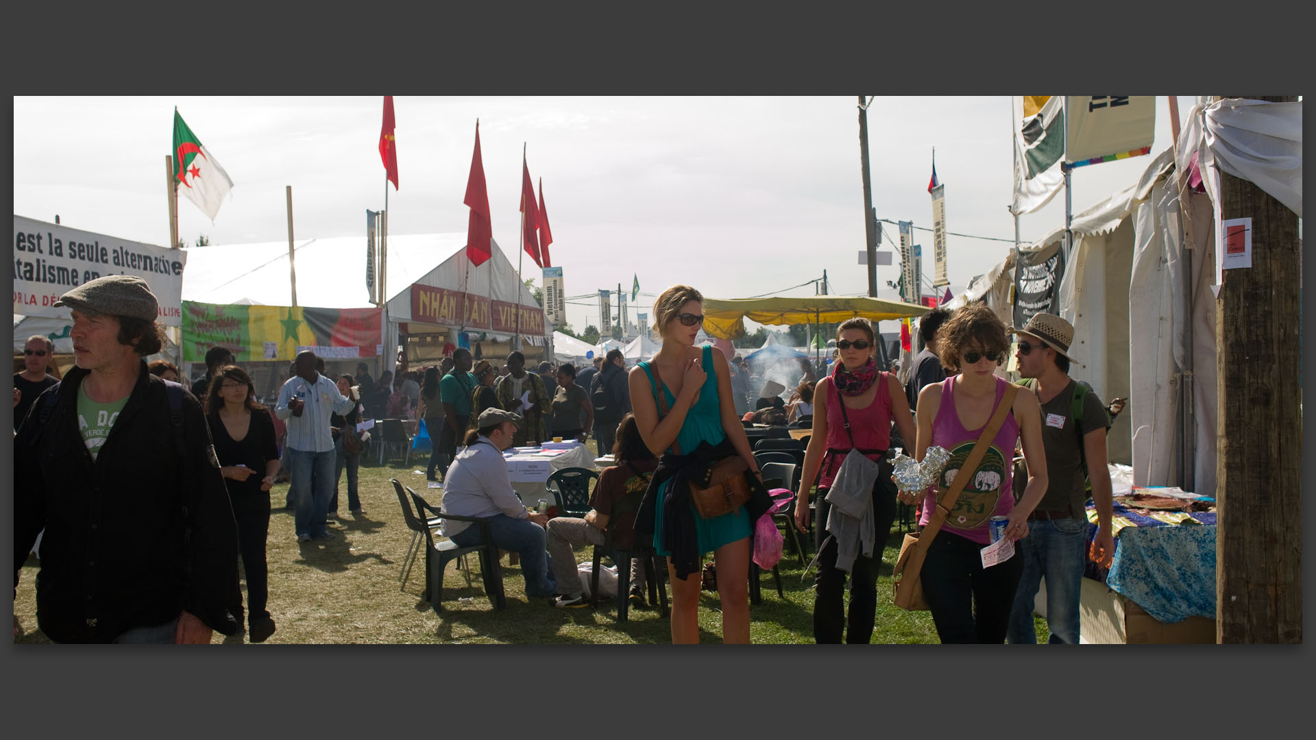 A travers les stands de la fête de l'Humanité, à La Courneuve.