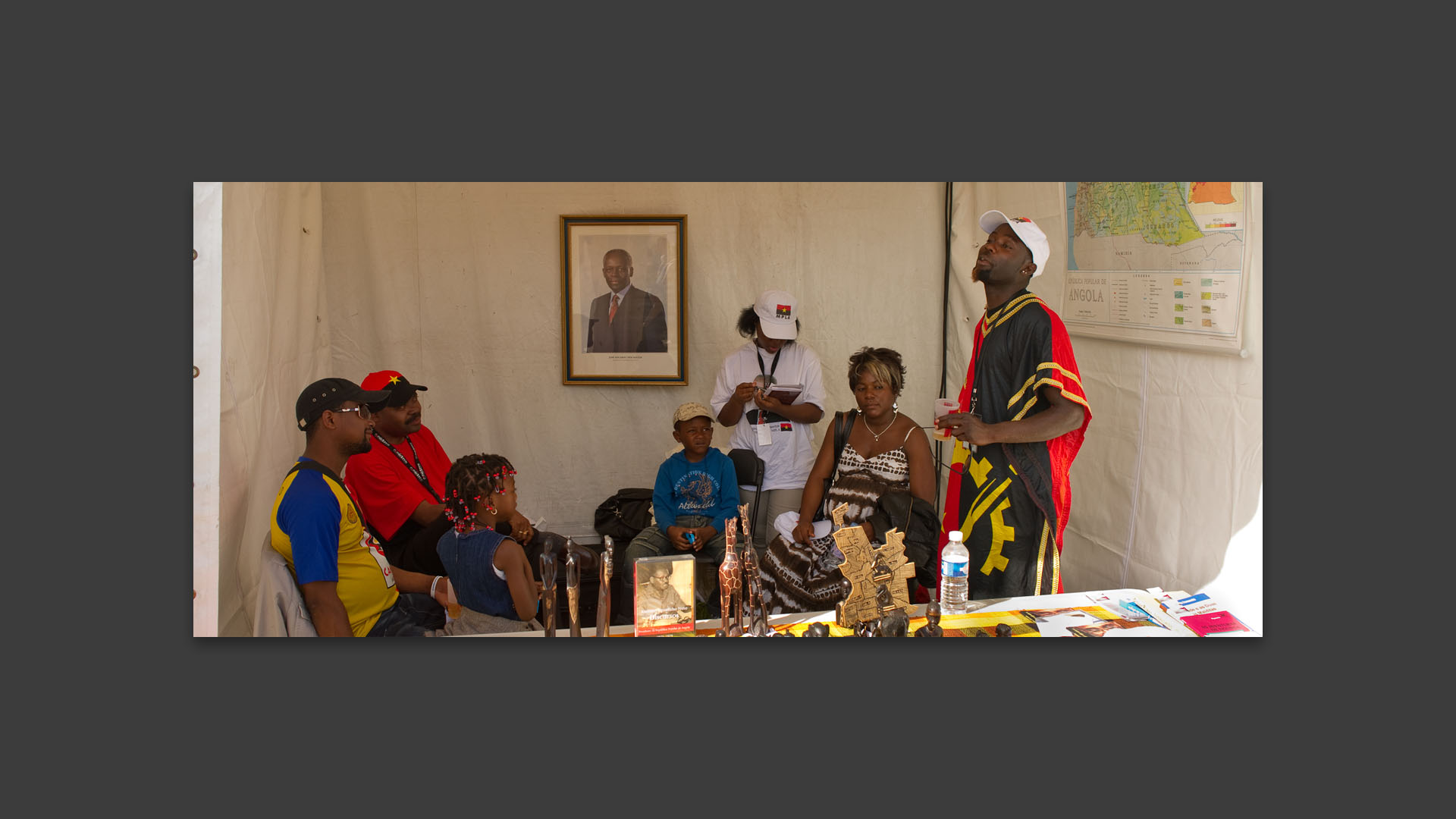 Le stand de l'Angola, à la fête de l'Humanité, à La Courneuve.