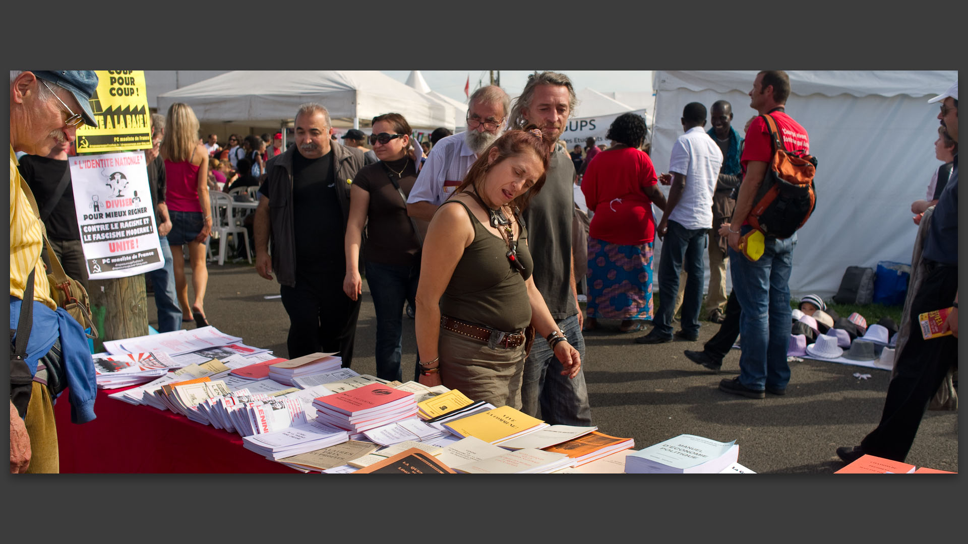 Vente de brochures politiques à la fête de l'Humanité, à La Courneuve.