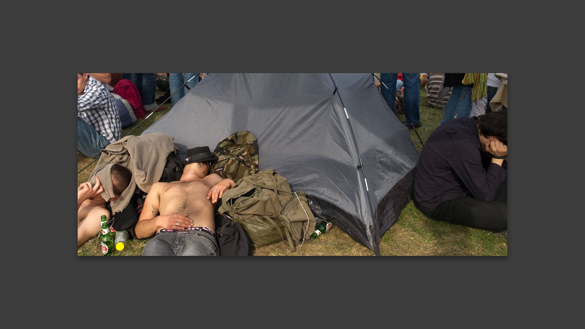 Petite sieste pendant la fête de l'Humanité, La Courneuve.