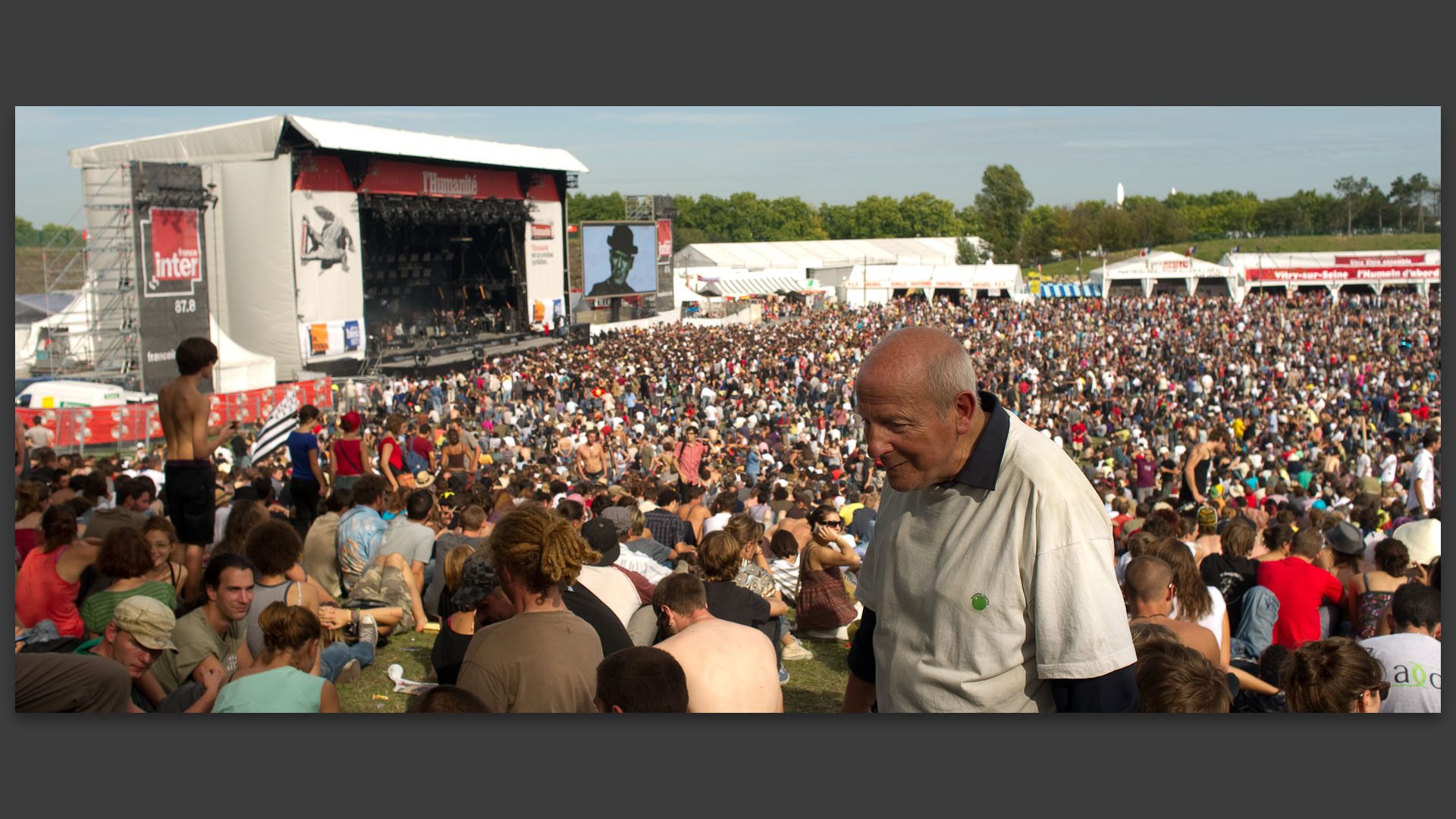 Foule devant la grande scène de la fête de l'Humanité, à La Courneuve.