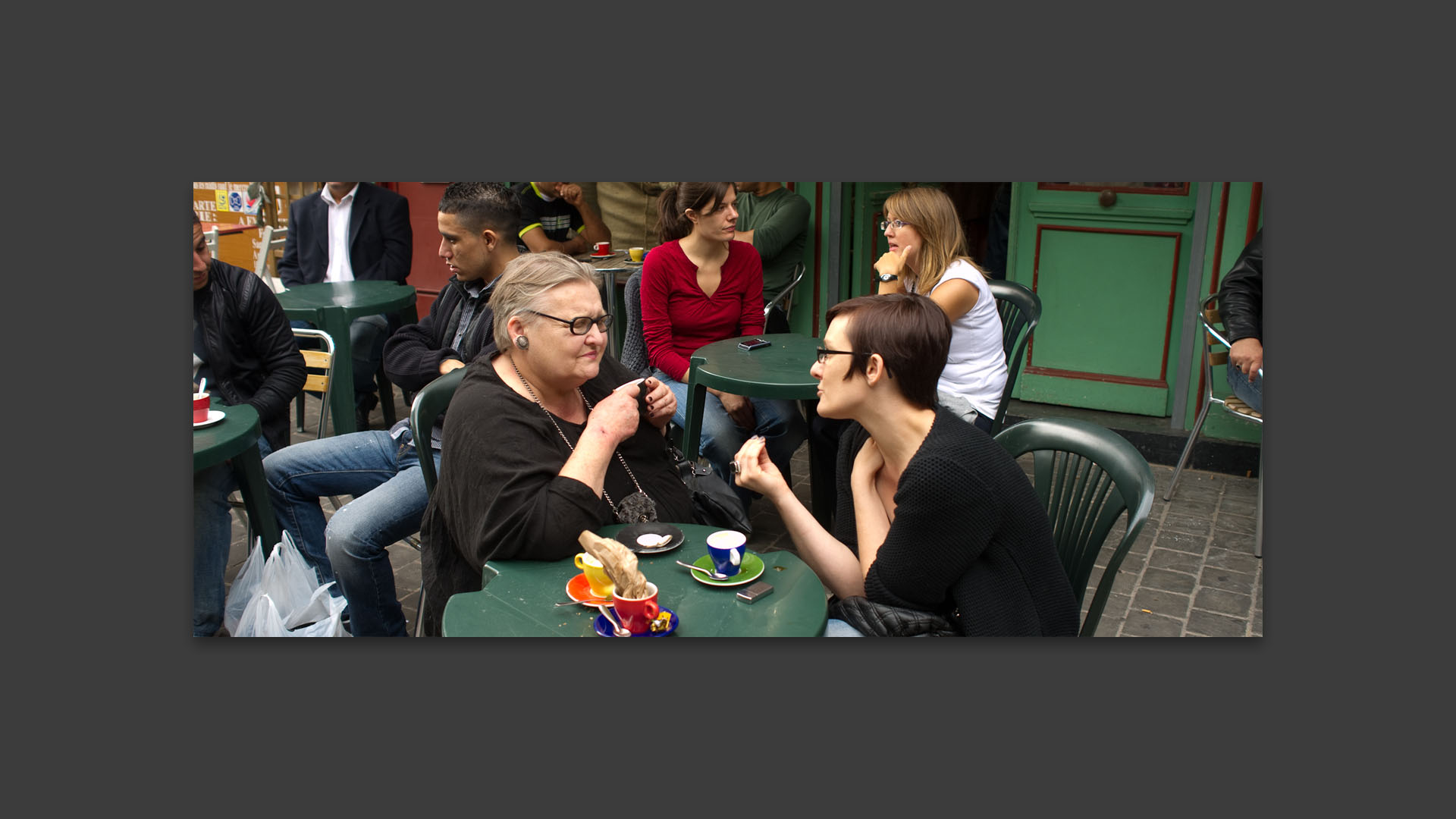 En terrasse, au marché de Wazemmes, place de la Nouvelle Aventure, à Lille.