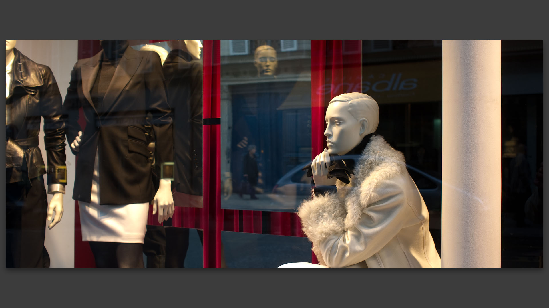 Vitrine et reflet, rue Bonaparte, à Paris.