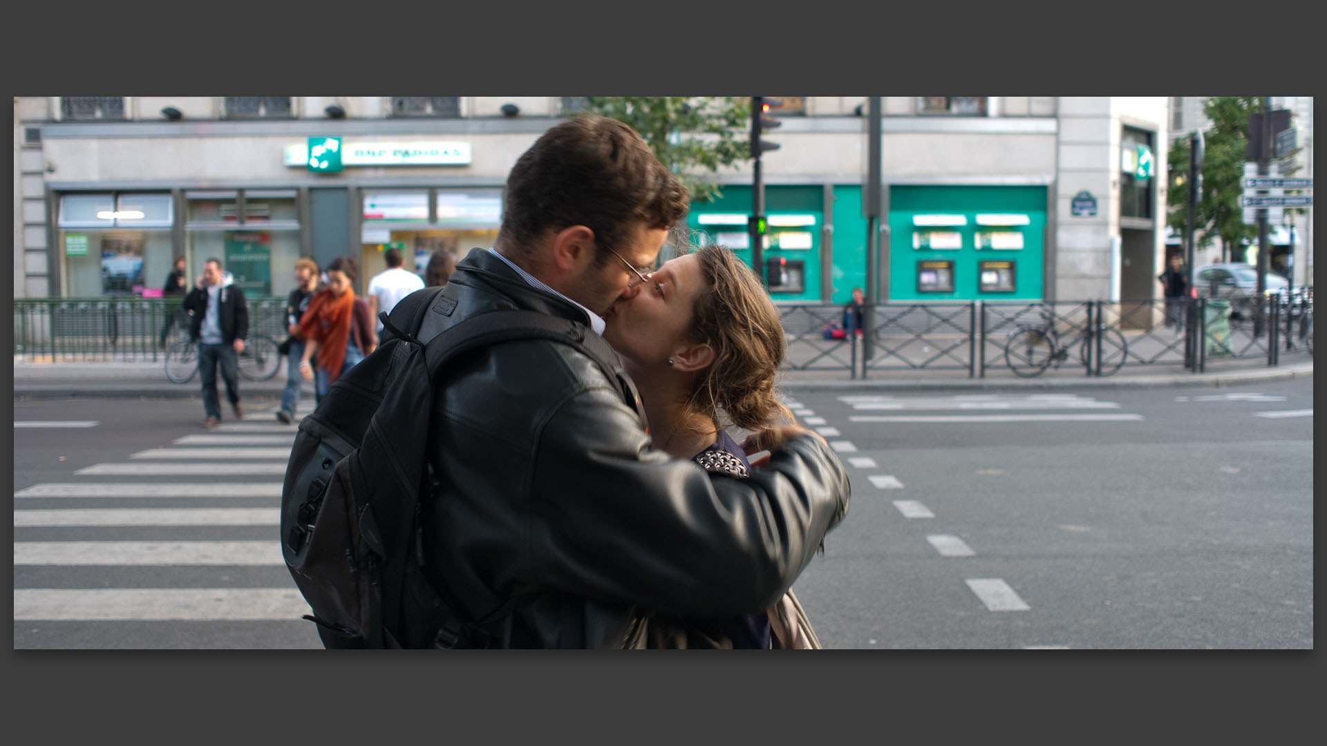 Amoureux, place Saint-Germain des Prés, à Paris.