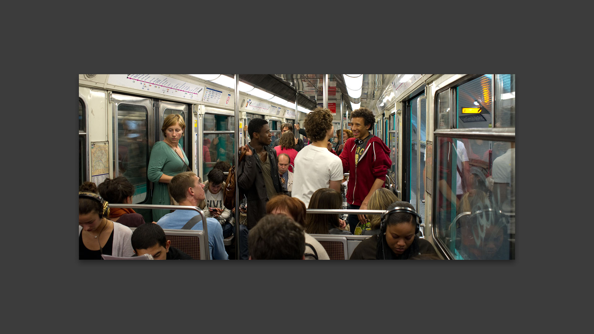 Dans le métro, à Paris.