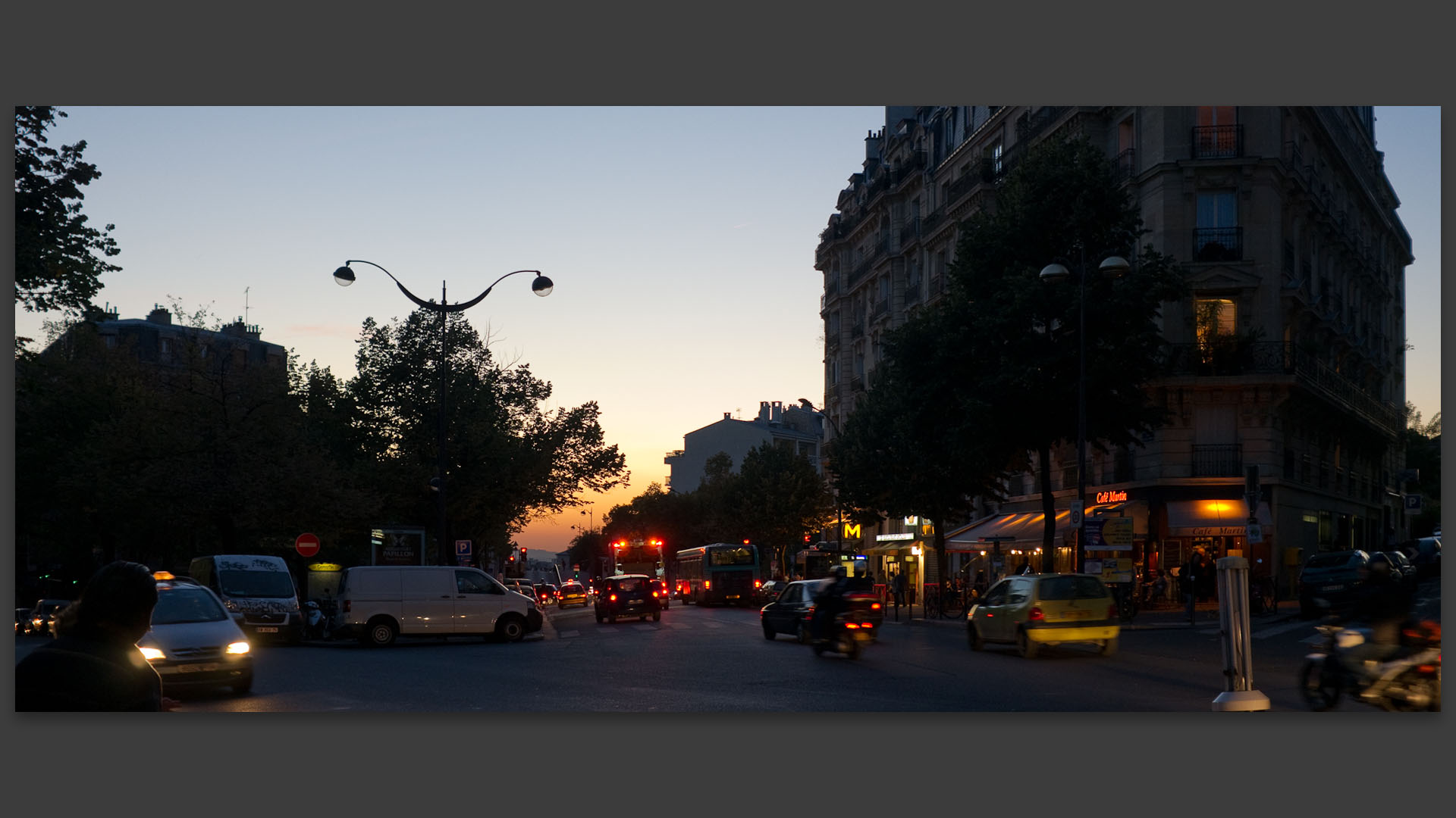 Tombée de la nuit place Martin-Nadaud, à Paris.