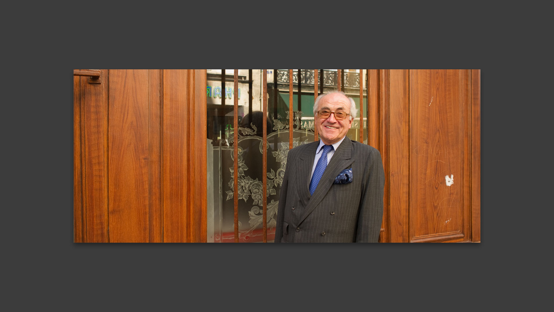 Homme élégant devant le restaurant Allard, rue Saint-André des Arts, à Paris.