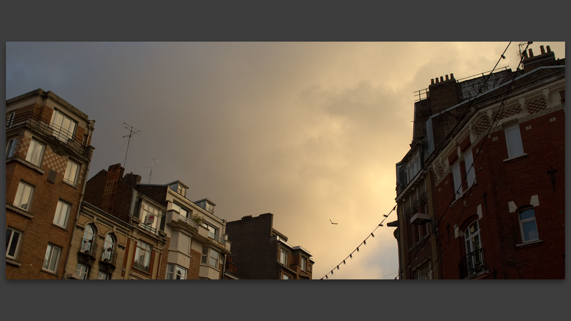 Ciel d'orage sur la place de Béthune, à Lille.