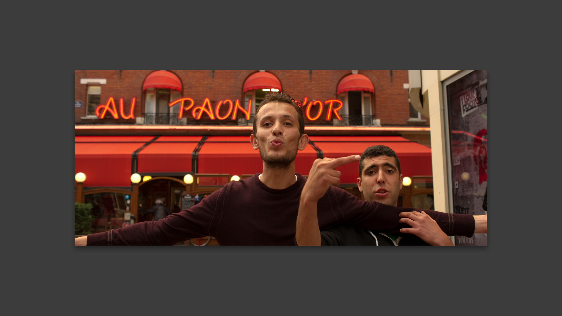 Deux jeunes hommes, rue de Béthune, à Lille.