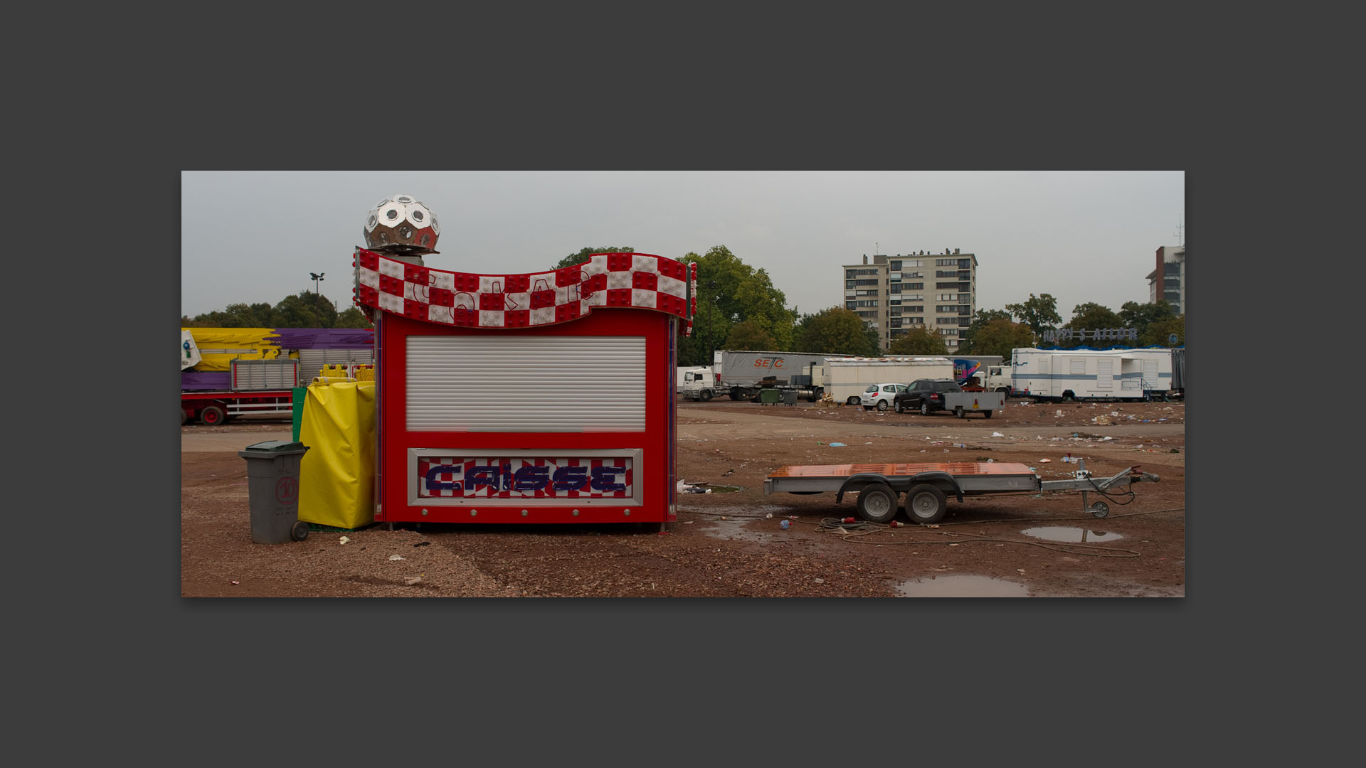 Démontage de la fête foraine sur l'esplanade, à Lille.