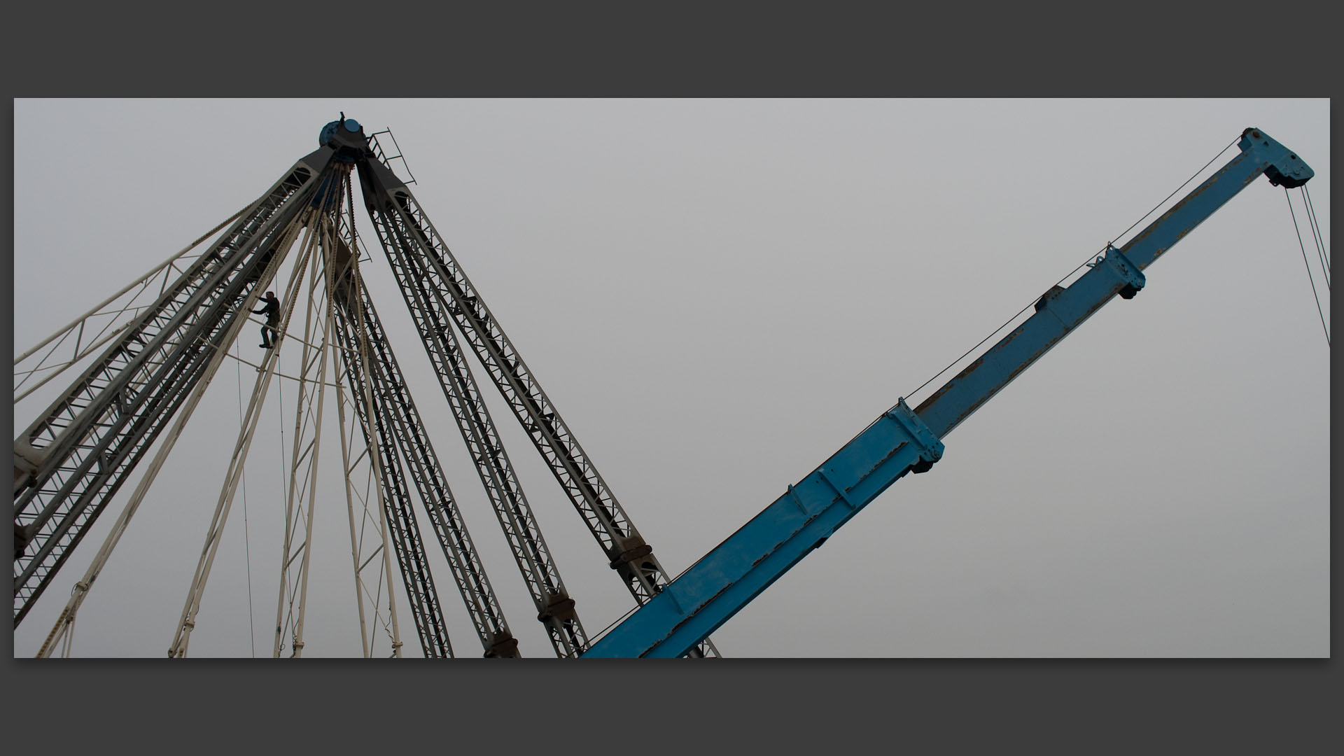 Démontage de la fête foraine sur l'esplanade, à Lille.