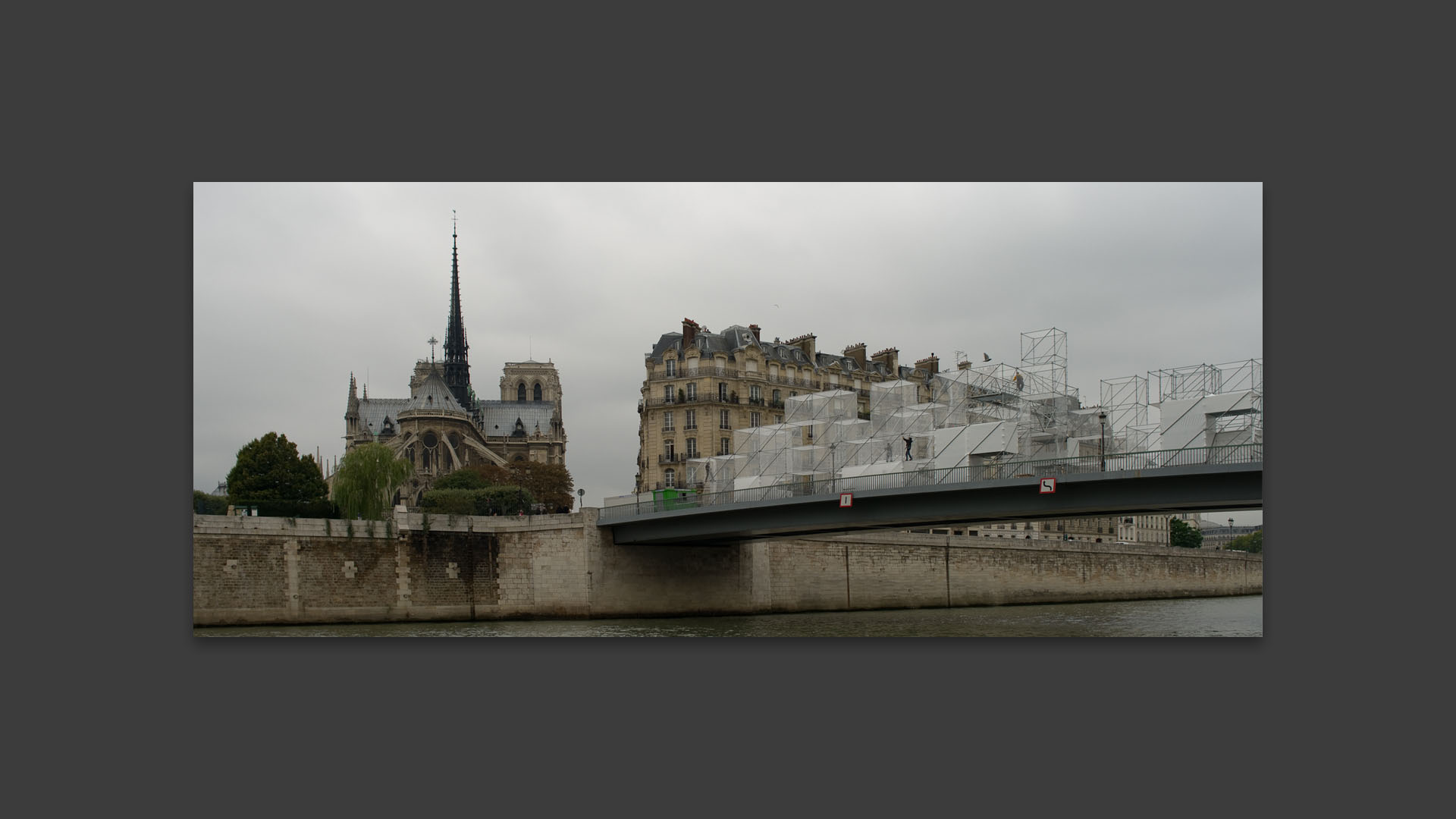 Préparation de la Nuit Blanche, à Paris, avec un habillage du Pont Saint-Louis par Traffic de Mode et l'agence Weloveart.