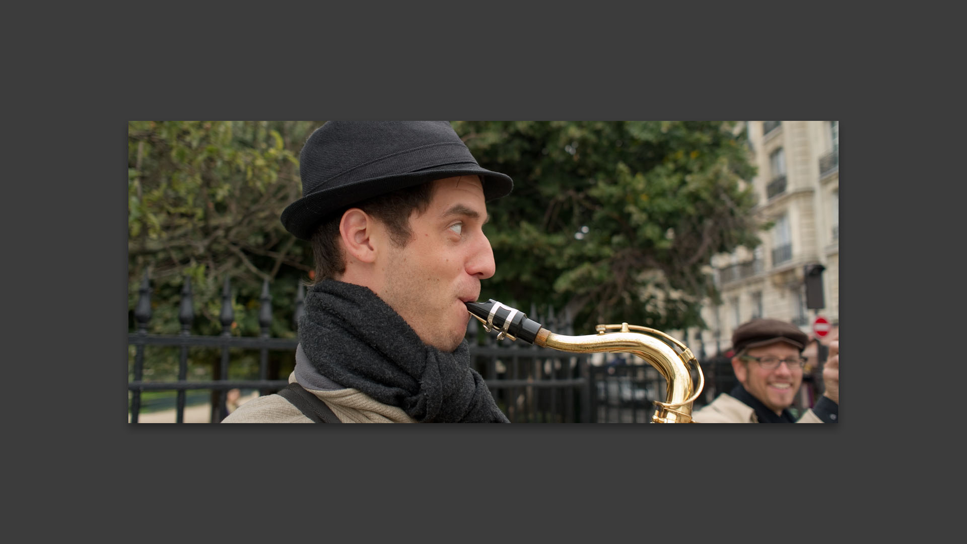 Jason Kingsley Duo en spectacle, square de l'Ile de France, sur l'île de la Cité, à Paris.