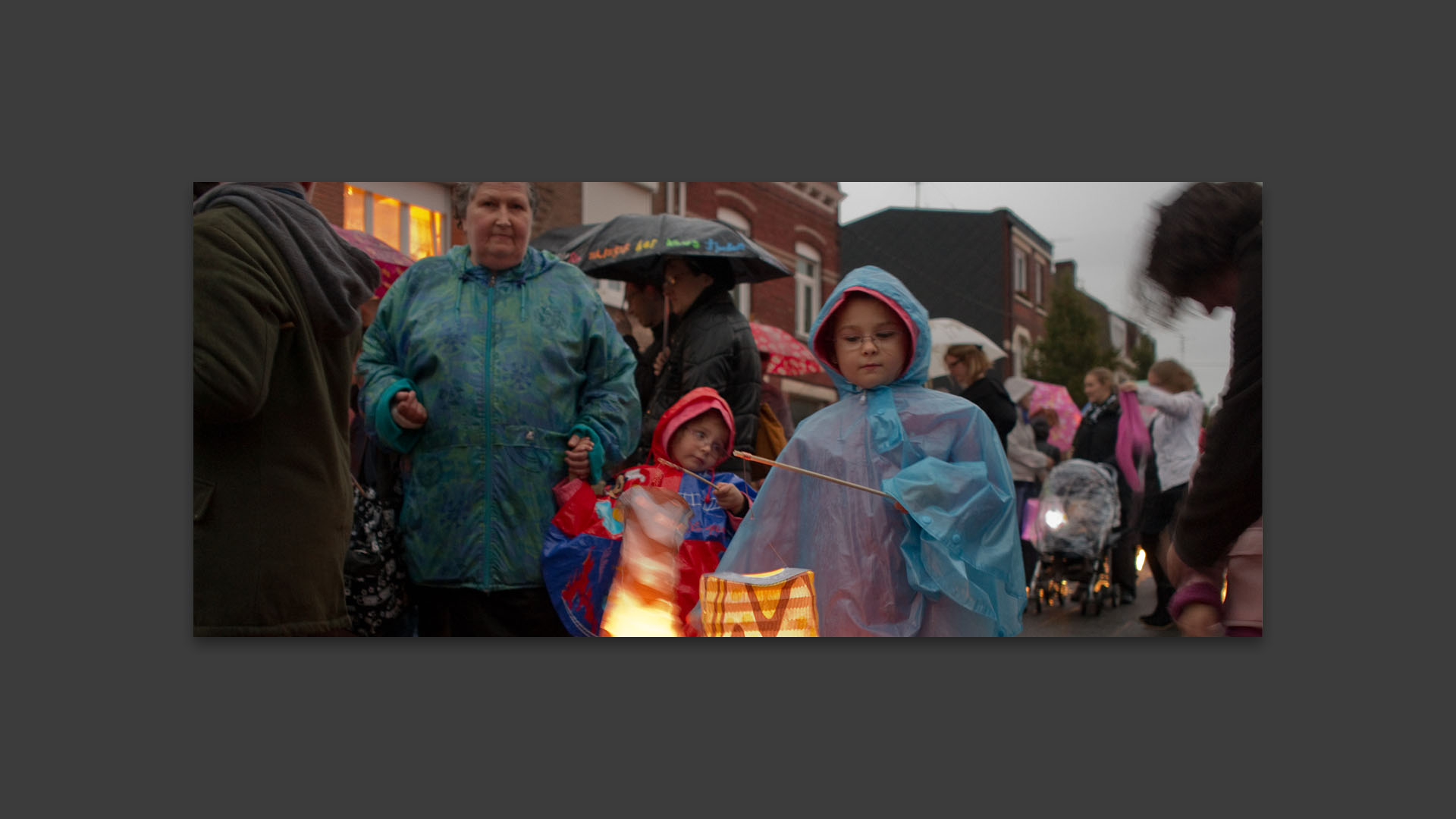 La fête des Allumoirs sous la pluie, boulevard Emile-Zola, à Croix.