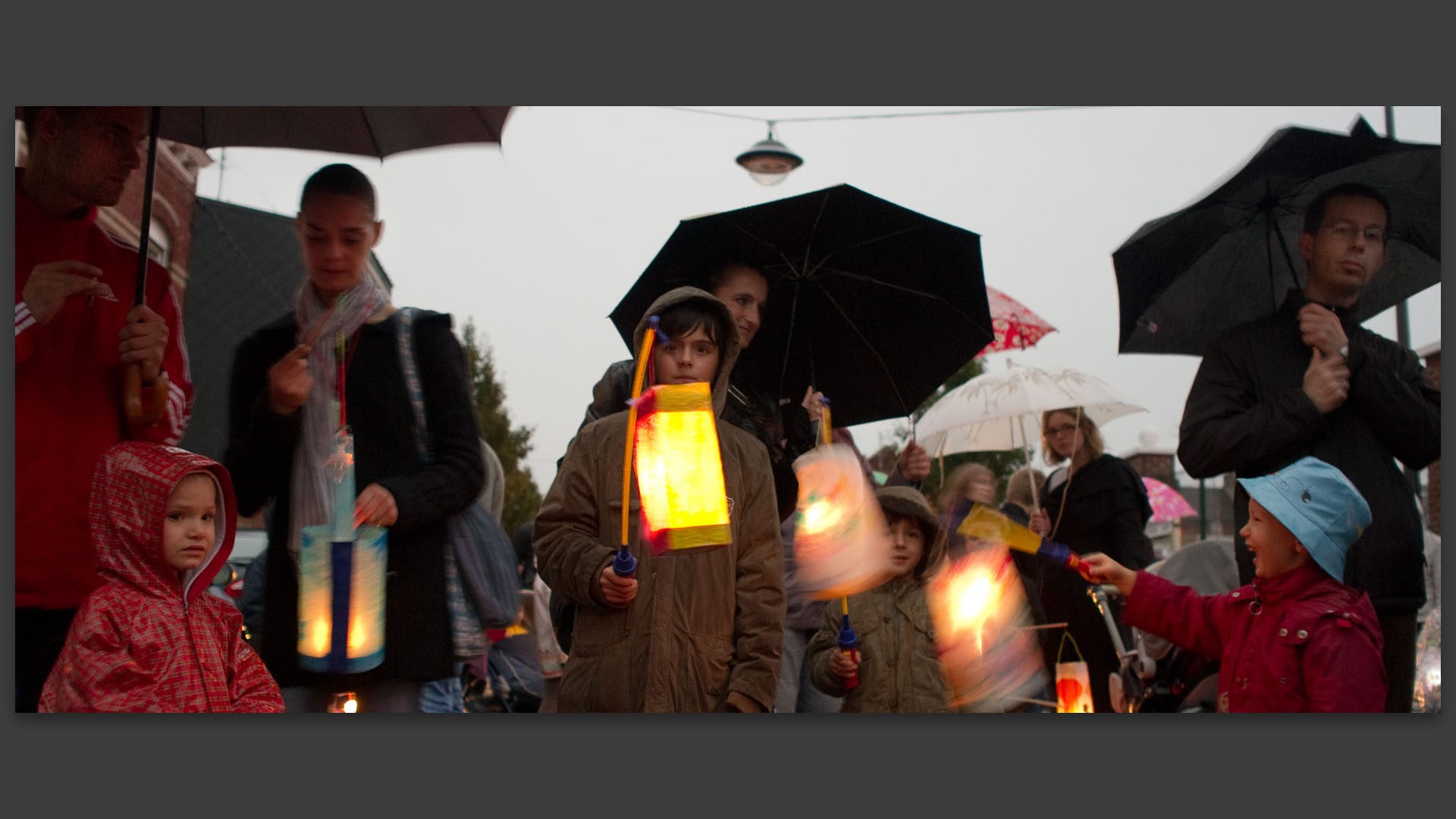 La fête des Allumoirs sous la pluie, boulevard Emile-Zola, à Croix.