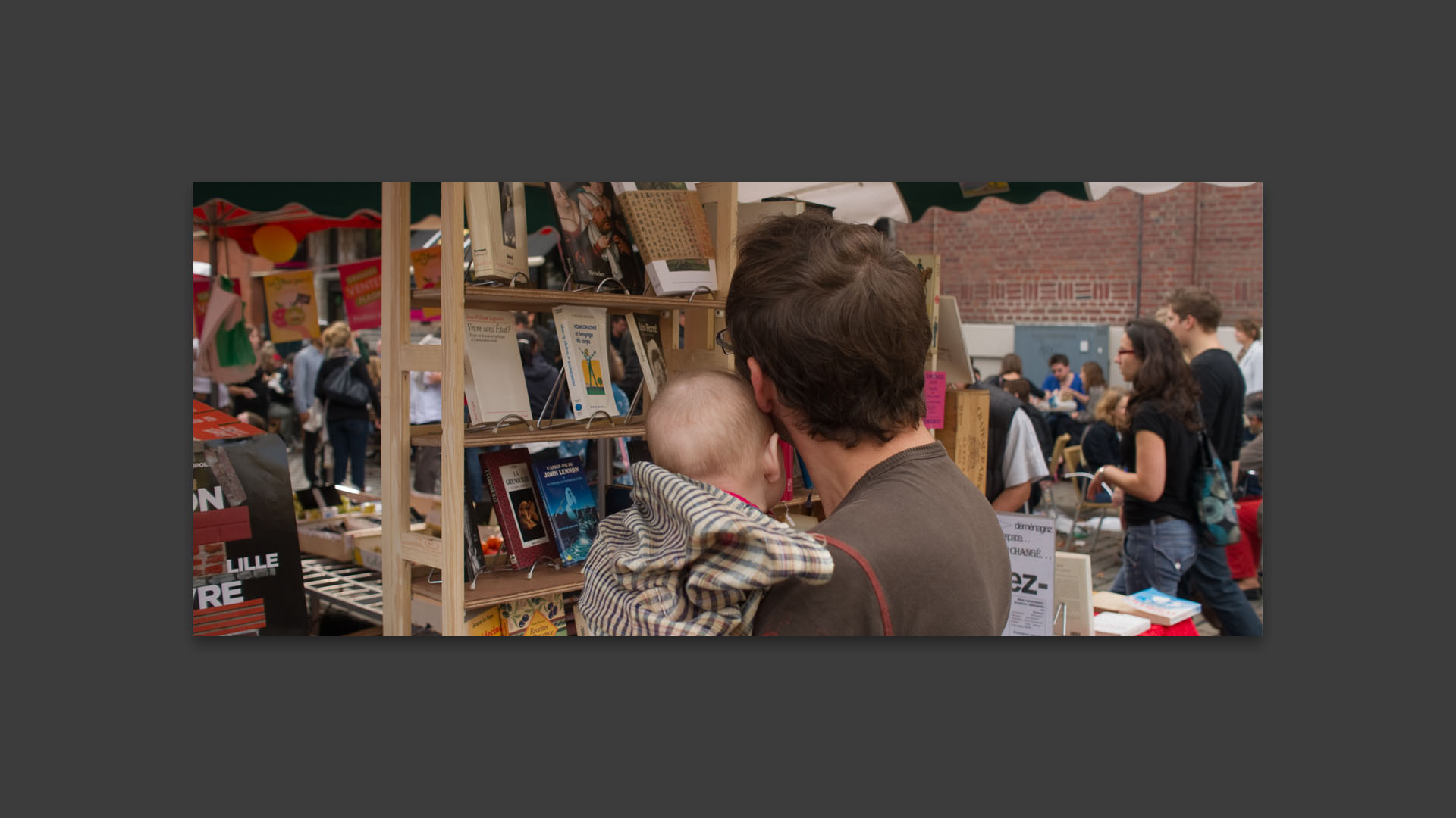 Un père et son bébé sur le marché, place du Concert, dans le vieux Lille.