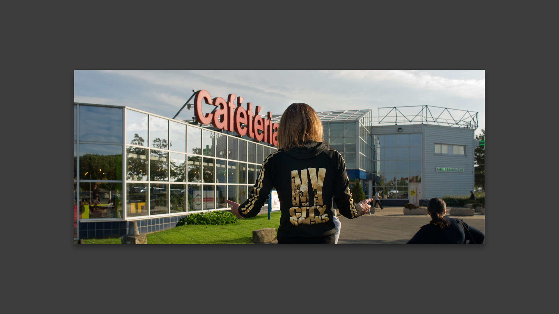 Jeune fille avec un T shirt tendance, centre commercial Cora, à Wattignies.