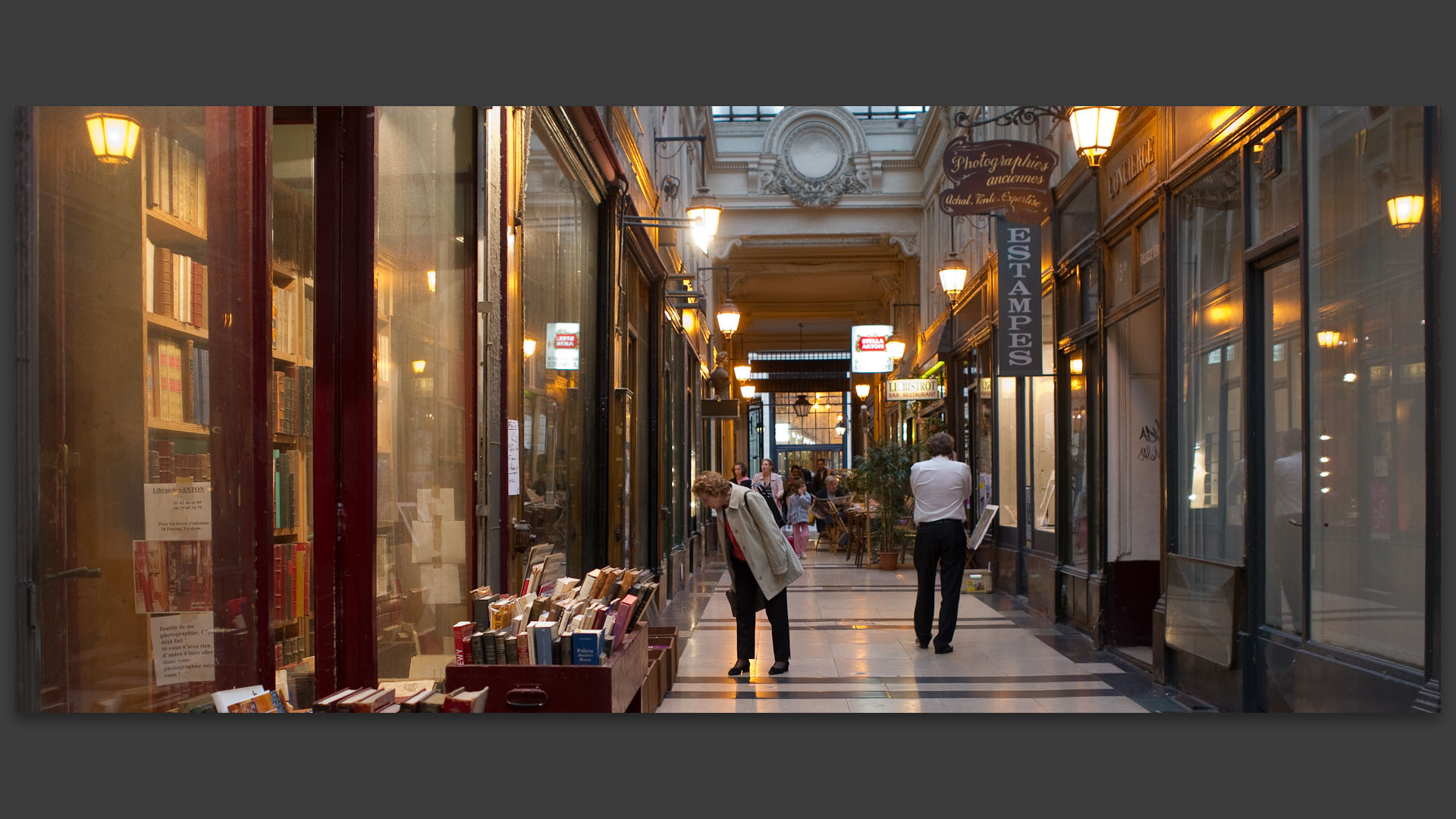 Lèche vitrine, passage Jouffroy, à Paris.