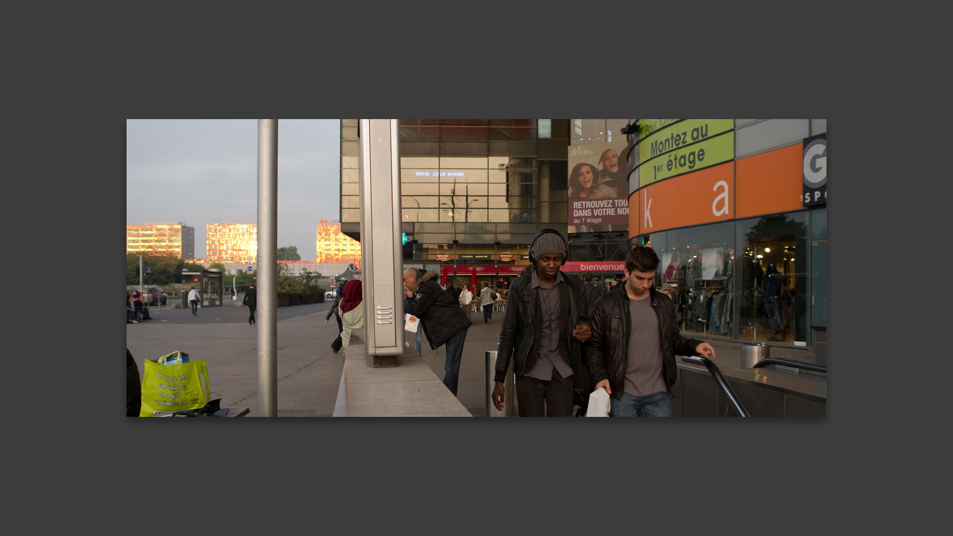 Bouche de métro Lille Flandres, devant le centre commercial Euralille.