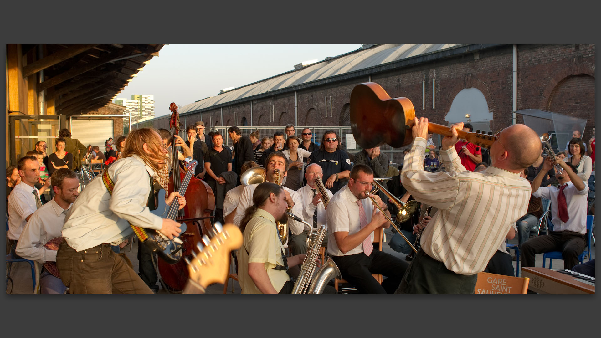 Pendant le concert performance de la Pieuvre Démocratie, lors des journées Capharnaüm, arts et sons, gare Saint-Sauveur, à Lille.