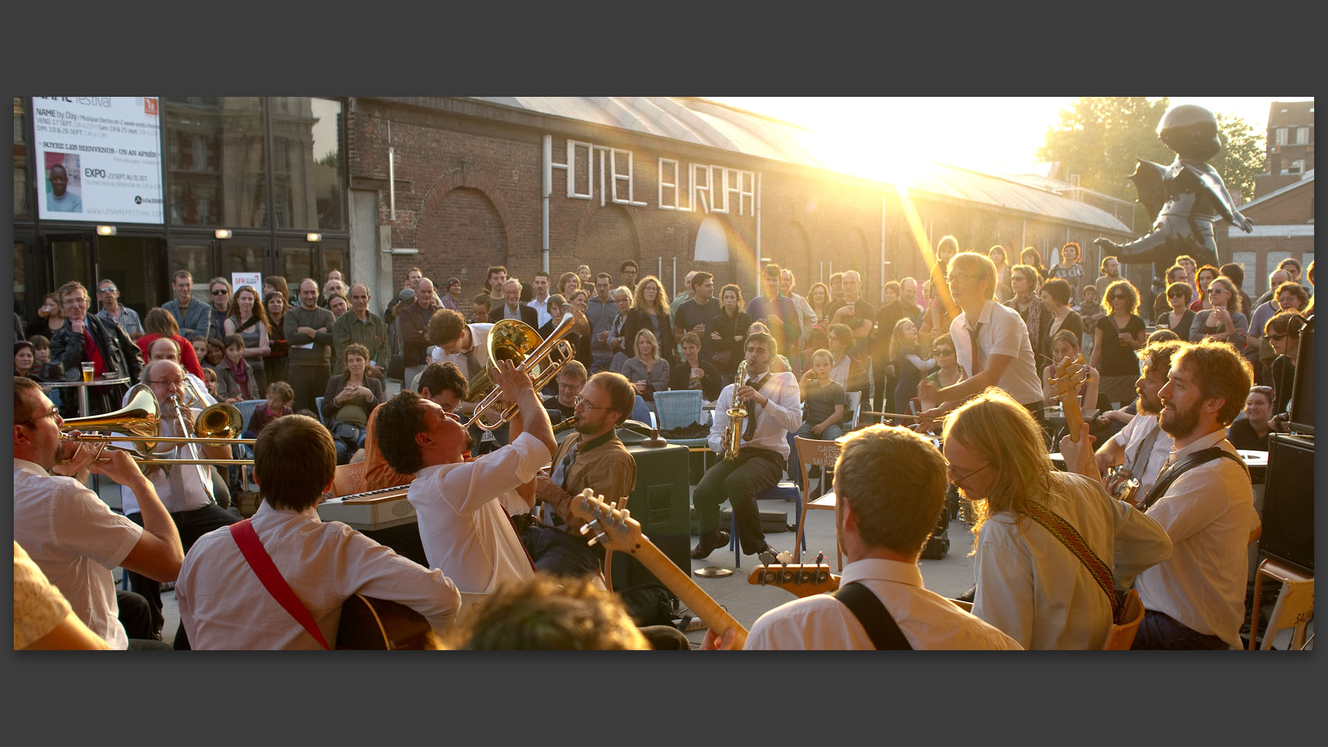 Pendant le concert performance de la Pieuvre Démocratie, lors des journées Capharnaüm, arts et sons, gare Saint-Sauveur, à Lille.