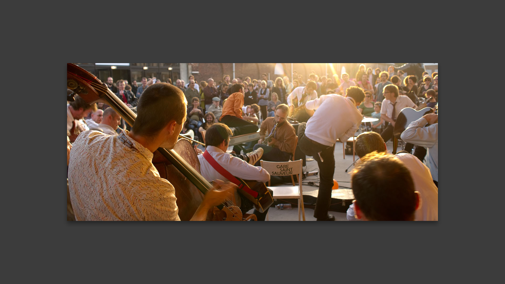 Pendant le concert performance de la Pieuvre Démocratie, lors des journées Capharnaüm, arts et sons, gare Saint-Sauveur, à Lille.