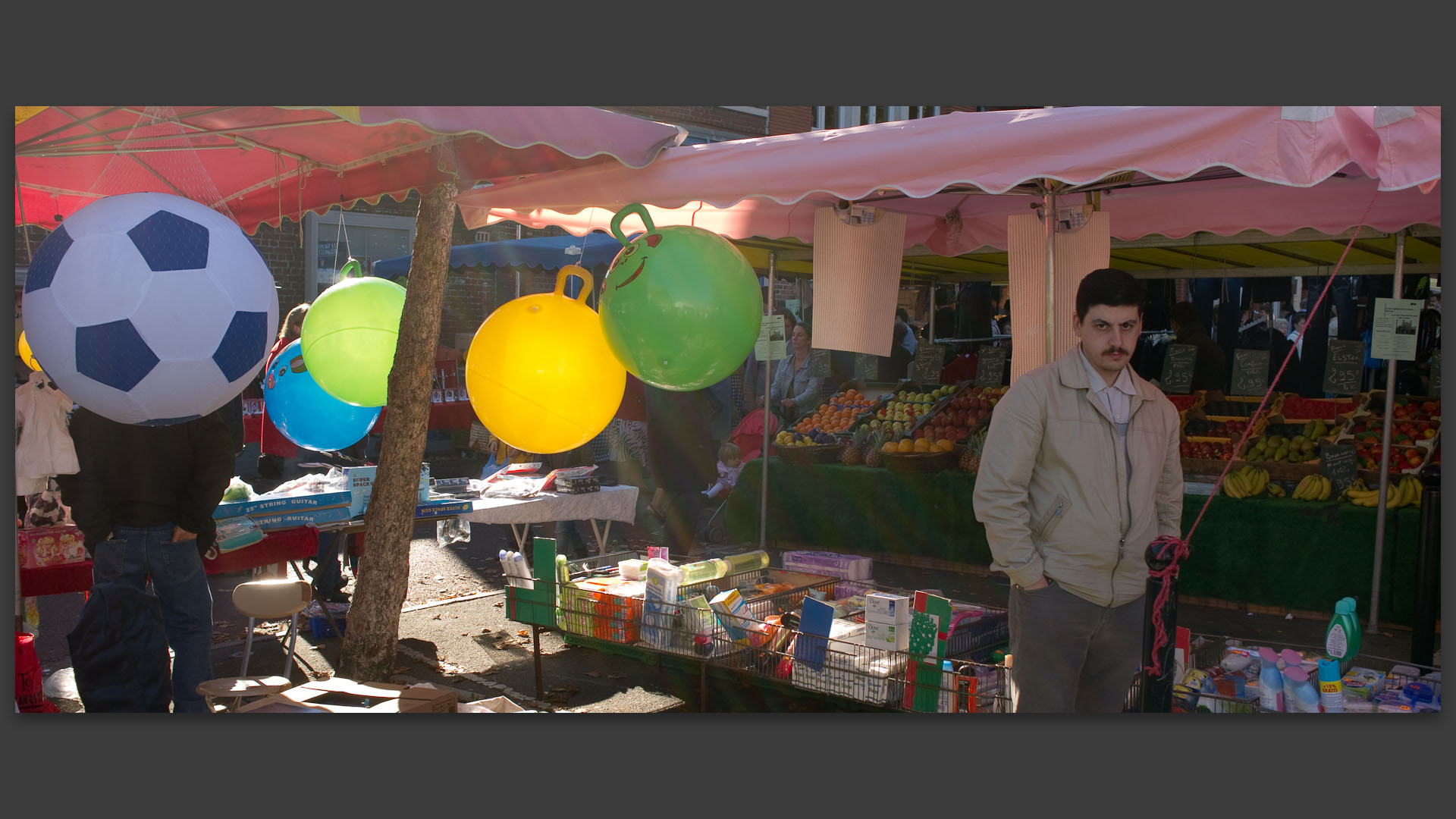 Marchand de ballons, marché Saint-Pierre, place de la Liberté, à Croix.