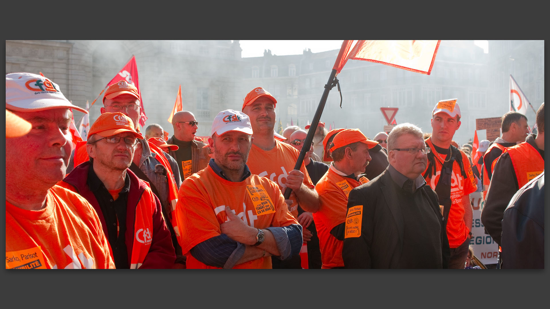 Militants de la CFDT attendant le départ de la manifestation contre la réforme des retraites.