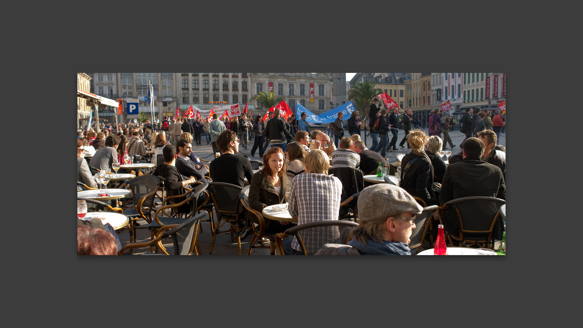 Affluence à la terrasse d'un café, sur le parcours de la manifestation contre la réforme des retraites.