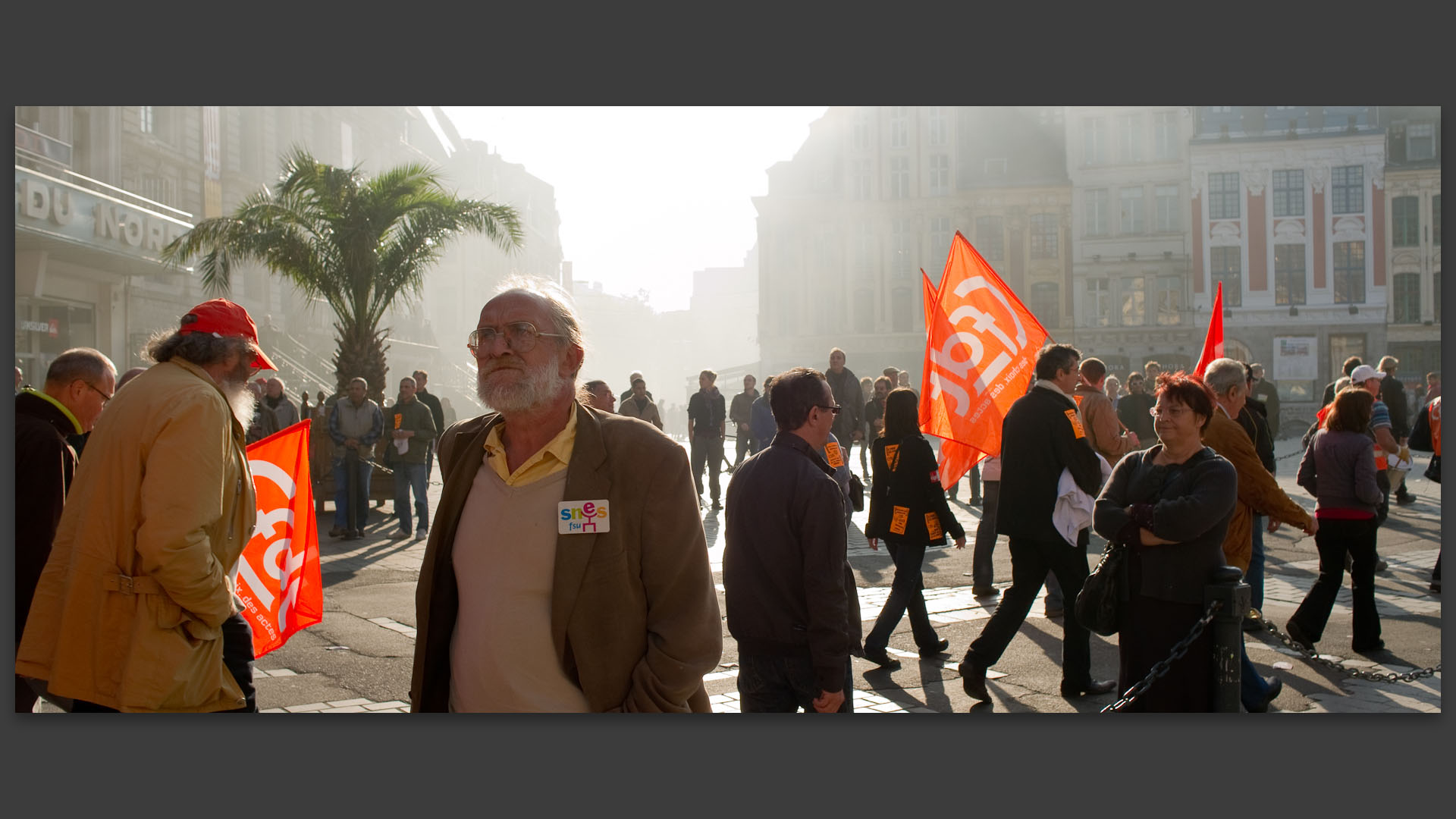 Militant du SNES méditant pendant la manifestation contre la réforme des retraites