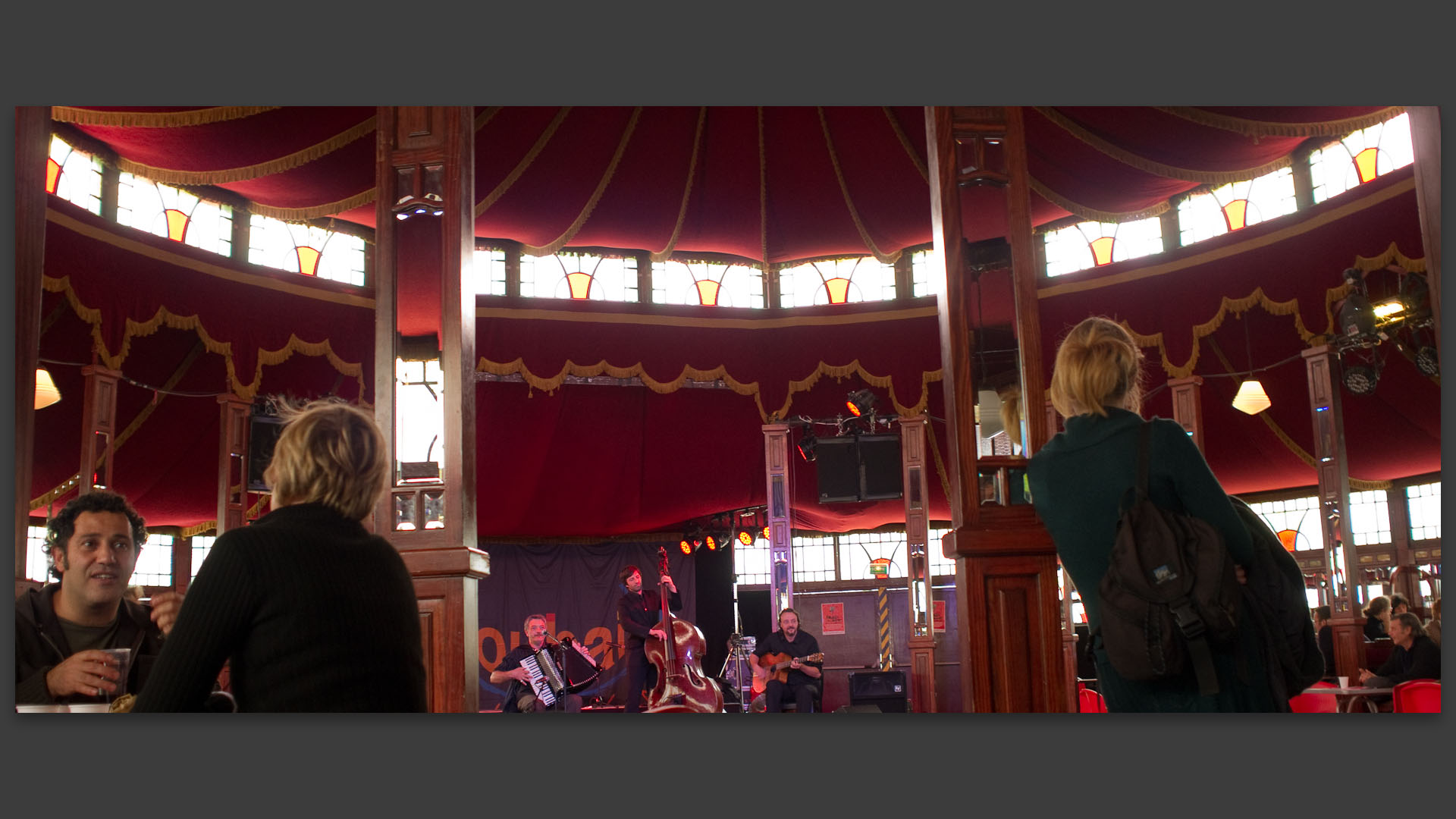 Apéro concert avec "Le chez Nono", au Magic Mirror, Grand place, dans le cadre de Roubaix à l'accordéon.