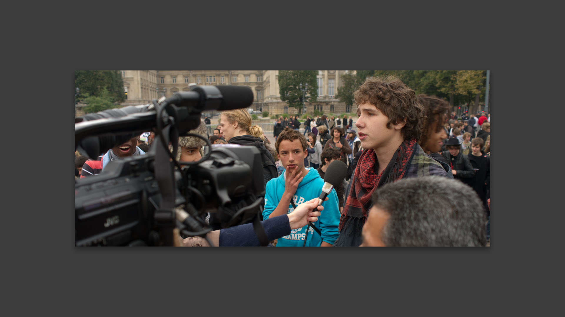 Etudiant interviewé par la chaîne de télévision régionale Wéo, à l'issue de la manifestation contre la réforme des retraites, place de la République, à Lille.