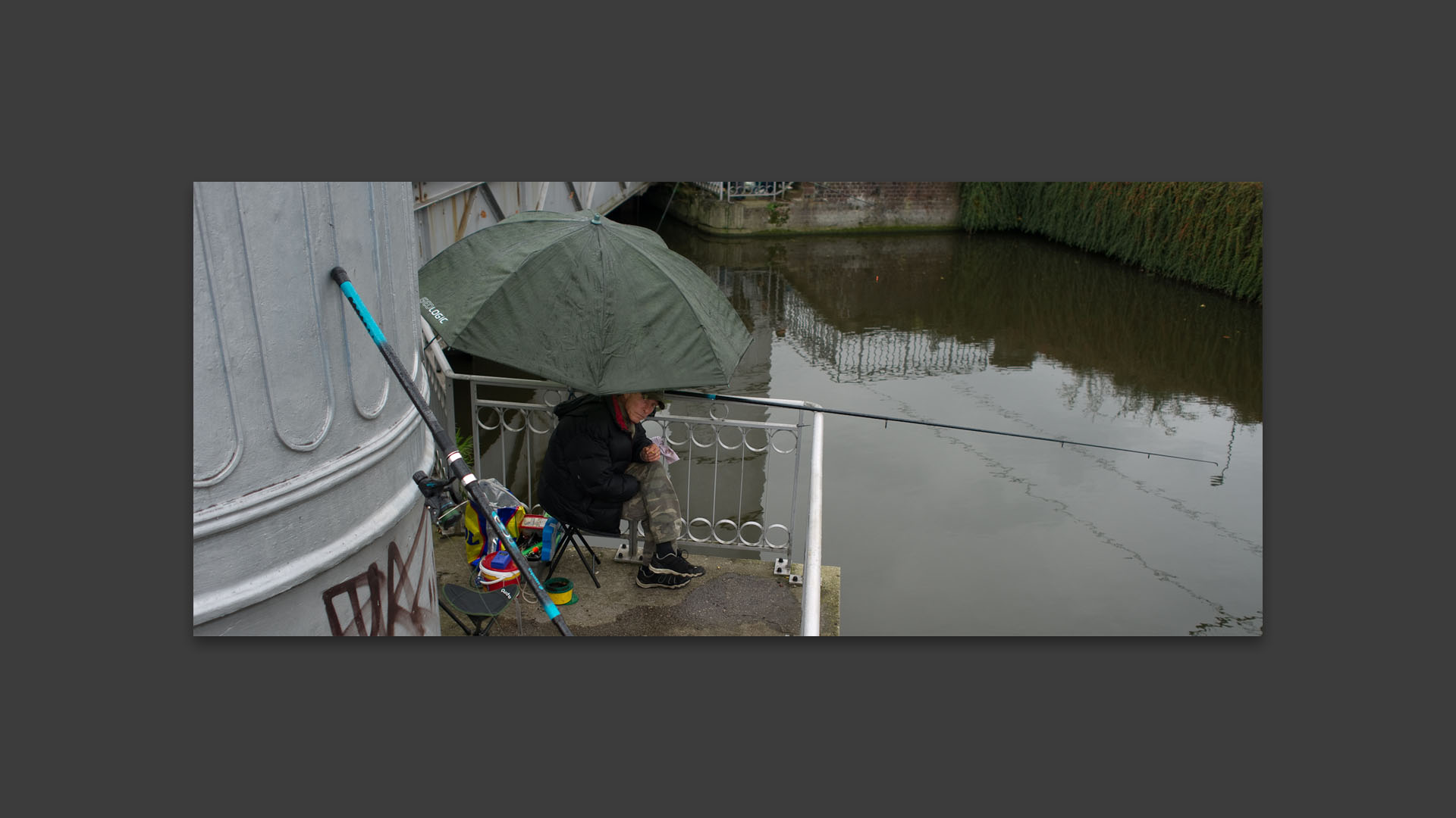 Pêcheur sous le pont hydraulique, avenue de la Marne, à Tourcoing.