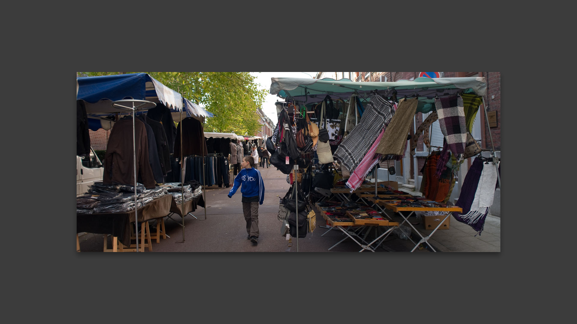 Coup de vent sur le marché Saint-Pierre, place de la Liberté, à Croix.