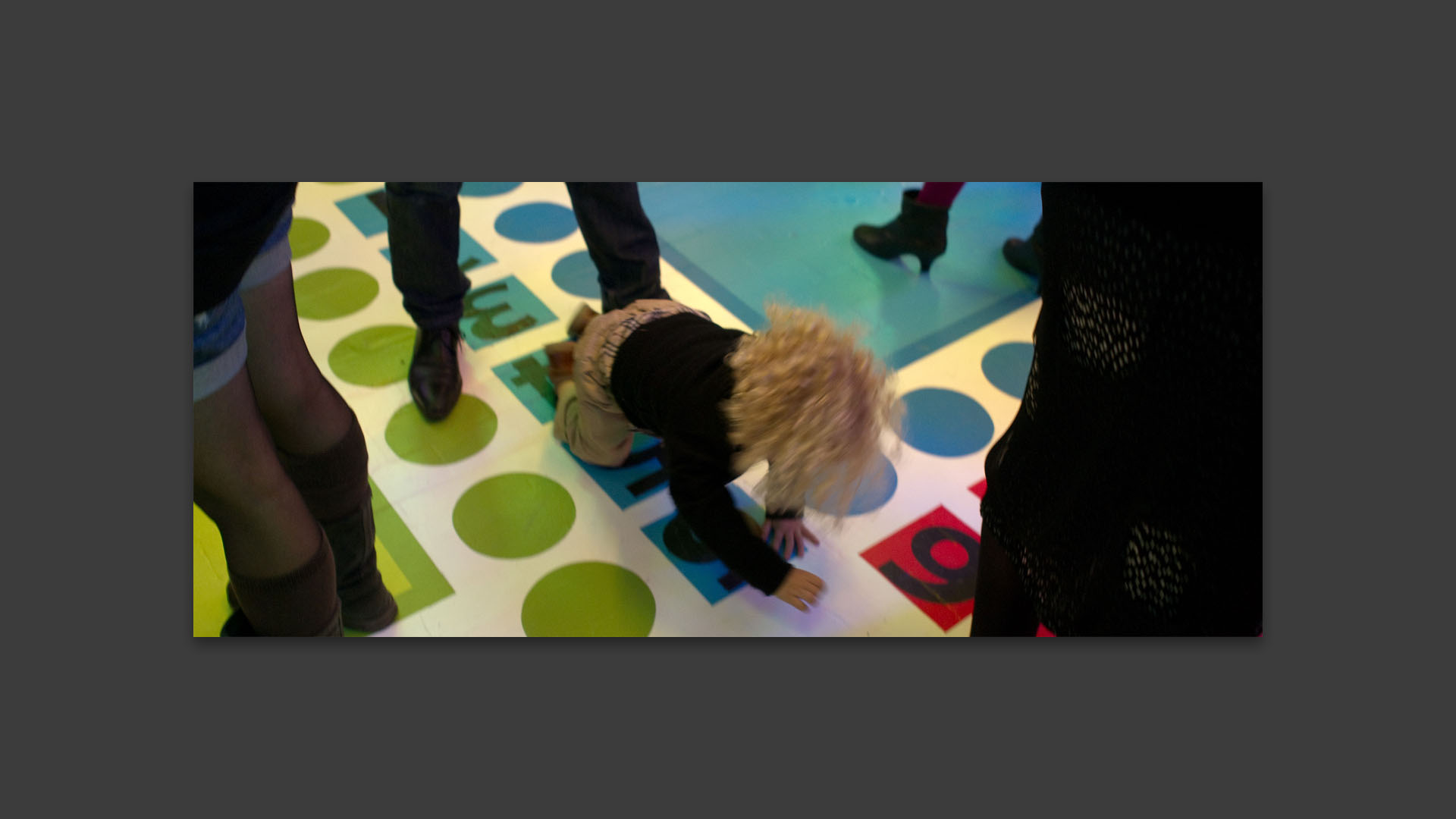 Jeune enfant jouant sur la décoration au sol du Tri postal, à Lille.