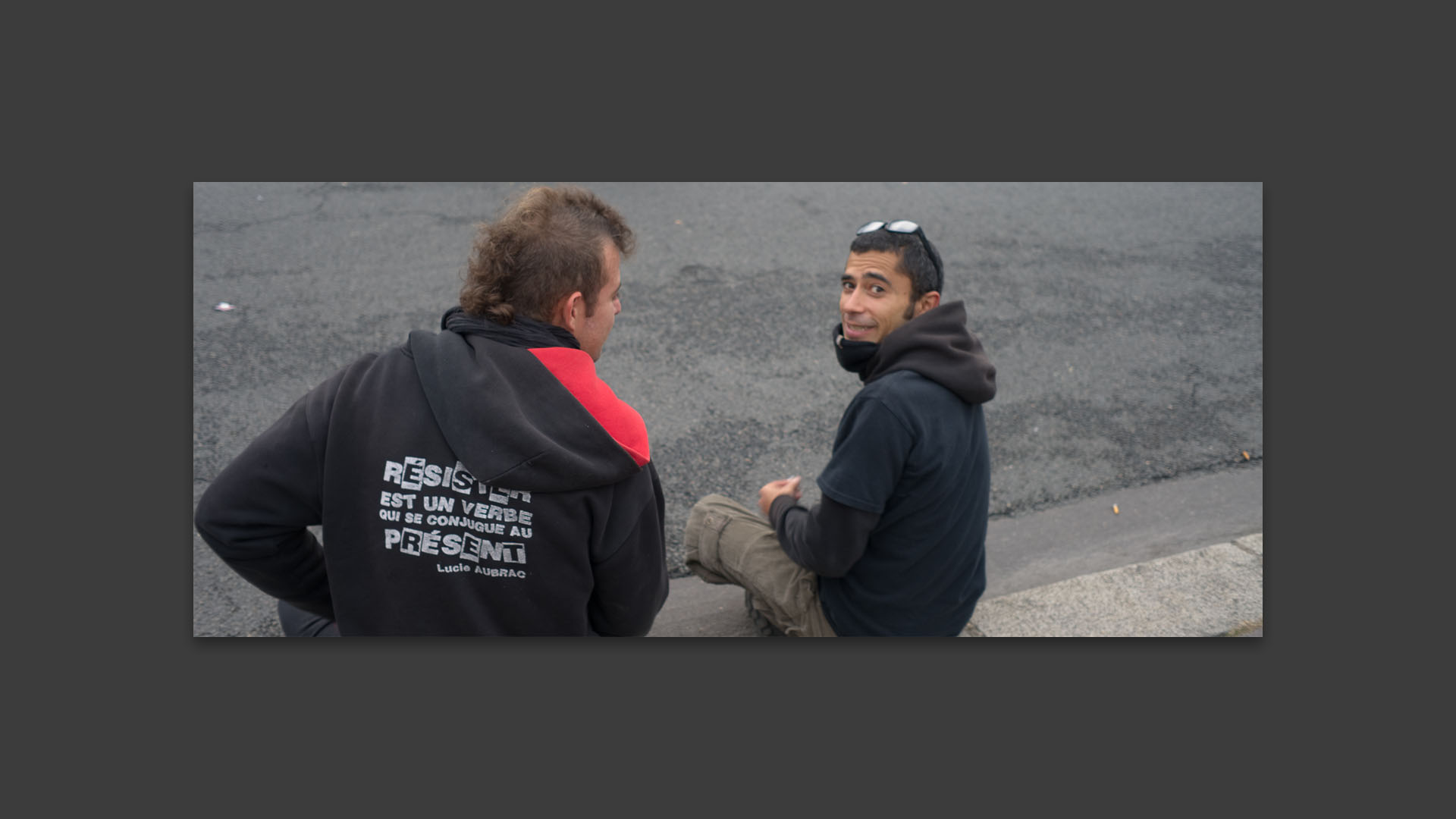 Manifestant portant un blouson avec une inscription de Lucie Aubrac, place des Invalides, à Paris.