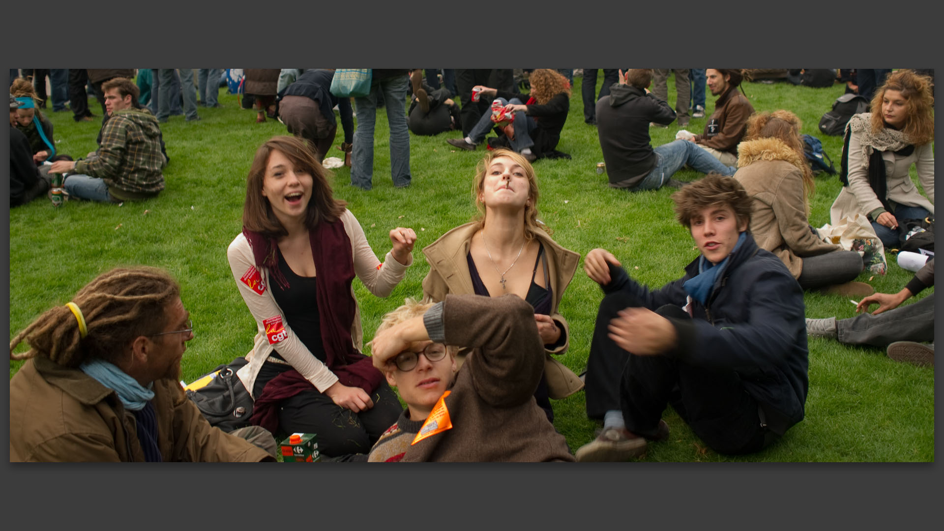 Sitting d'étudiants, dans le cadre de la manifestation contre la réforme des retraites, place des Invalides, à Paris.