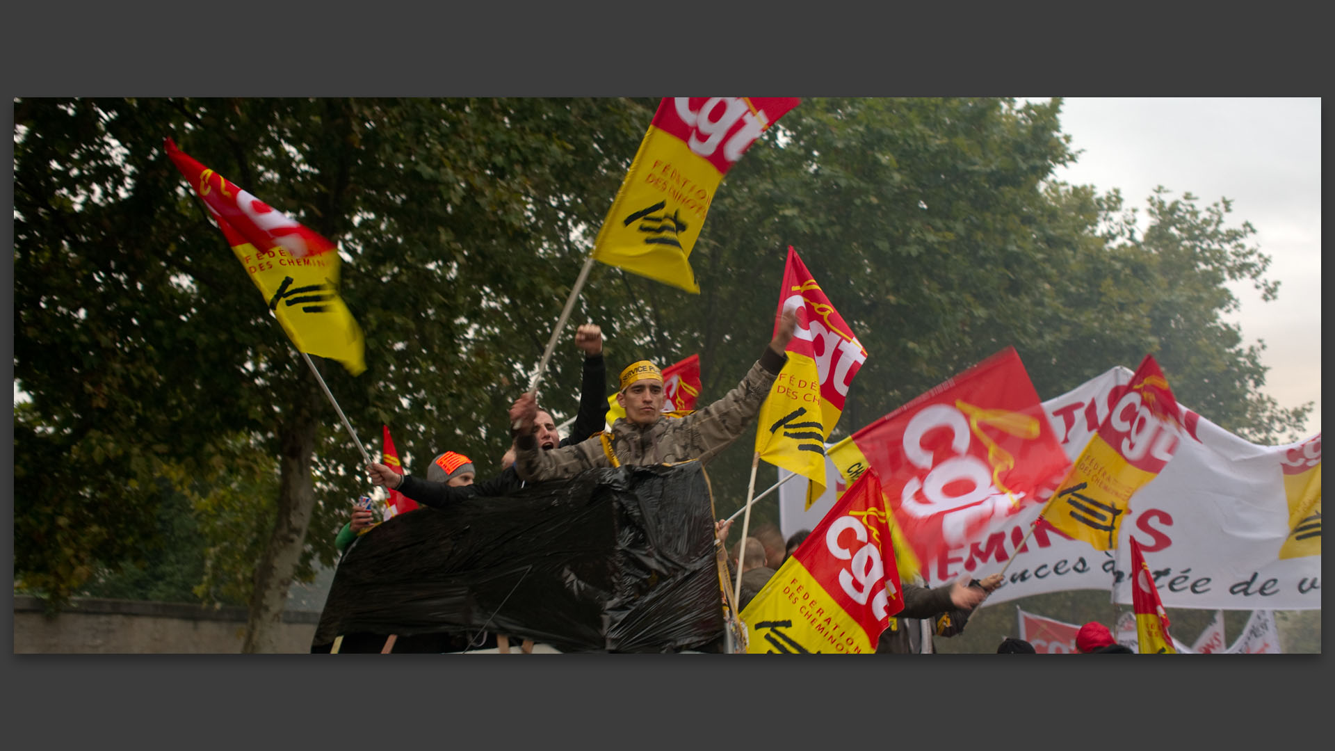 Manifestants de la CGT dans la manifestation contre la réforme des retraites, boulevard des Invalides, à Paris.