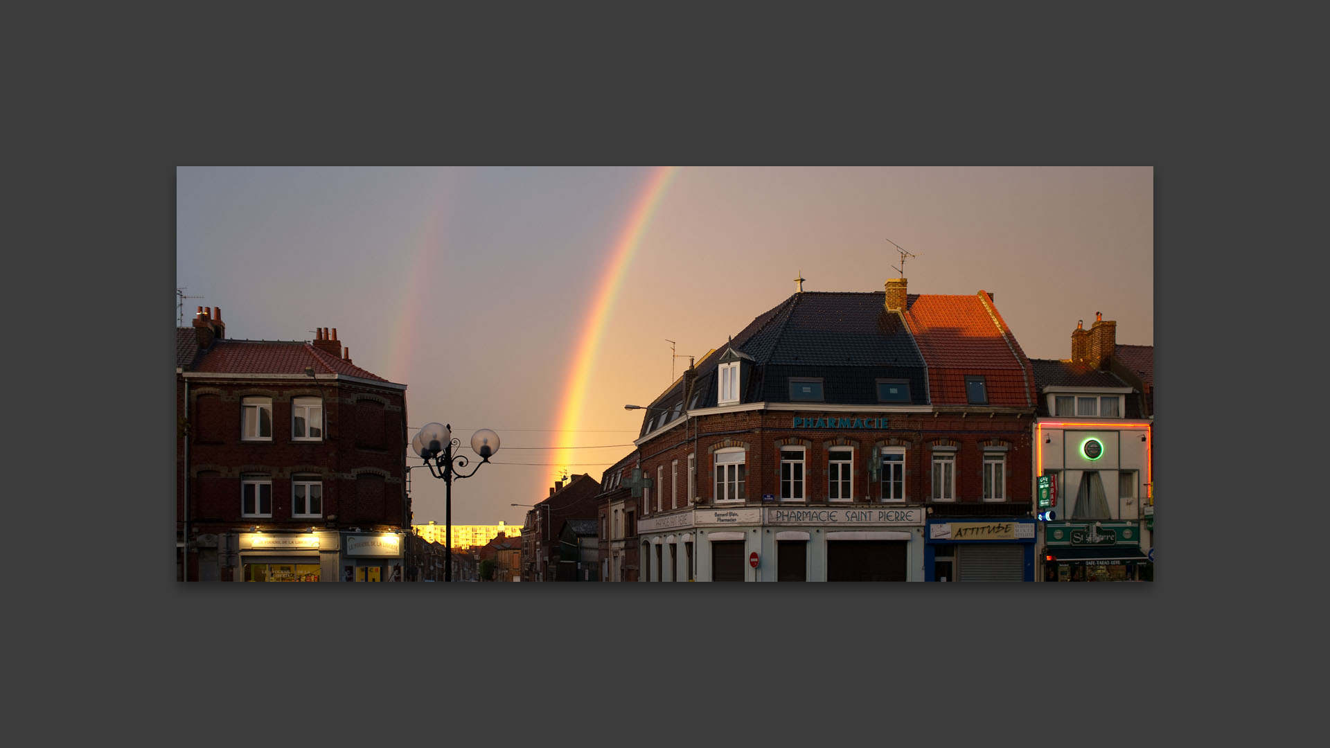 Arc en ciel sur la place de la Liberté, à Croix Saint-Pierre.