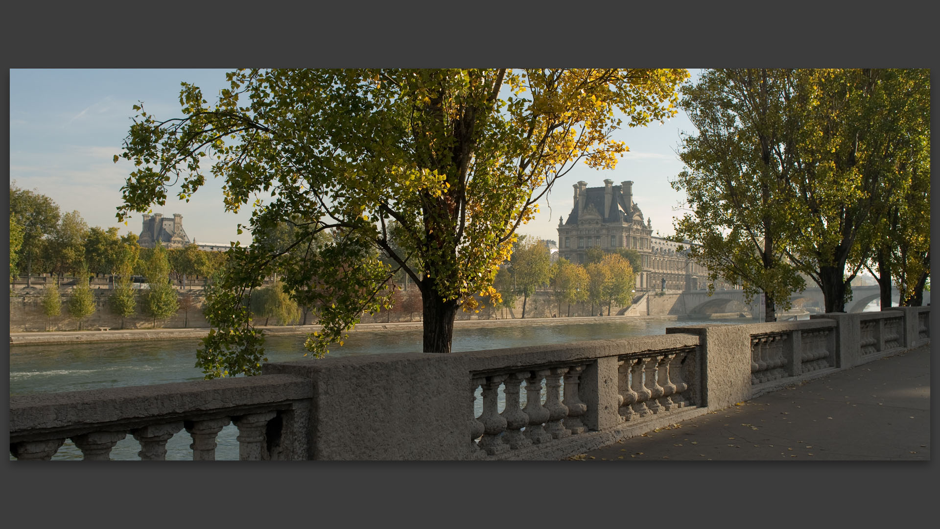 Lumière d'automne, quai Anatole-France, à Paris.