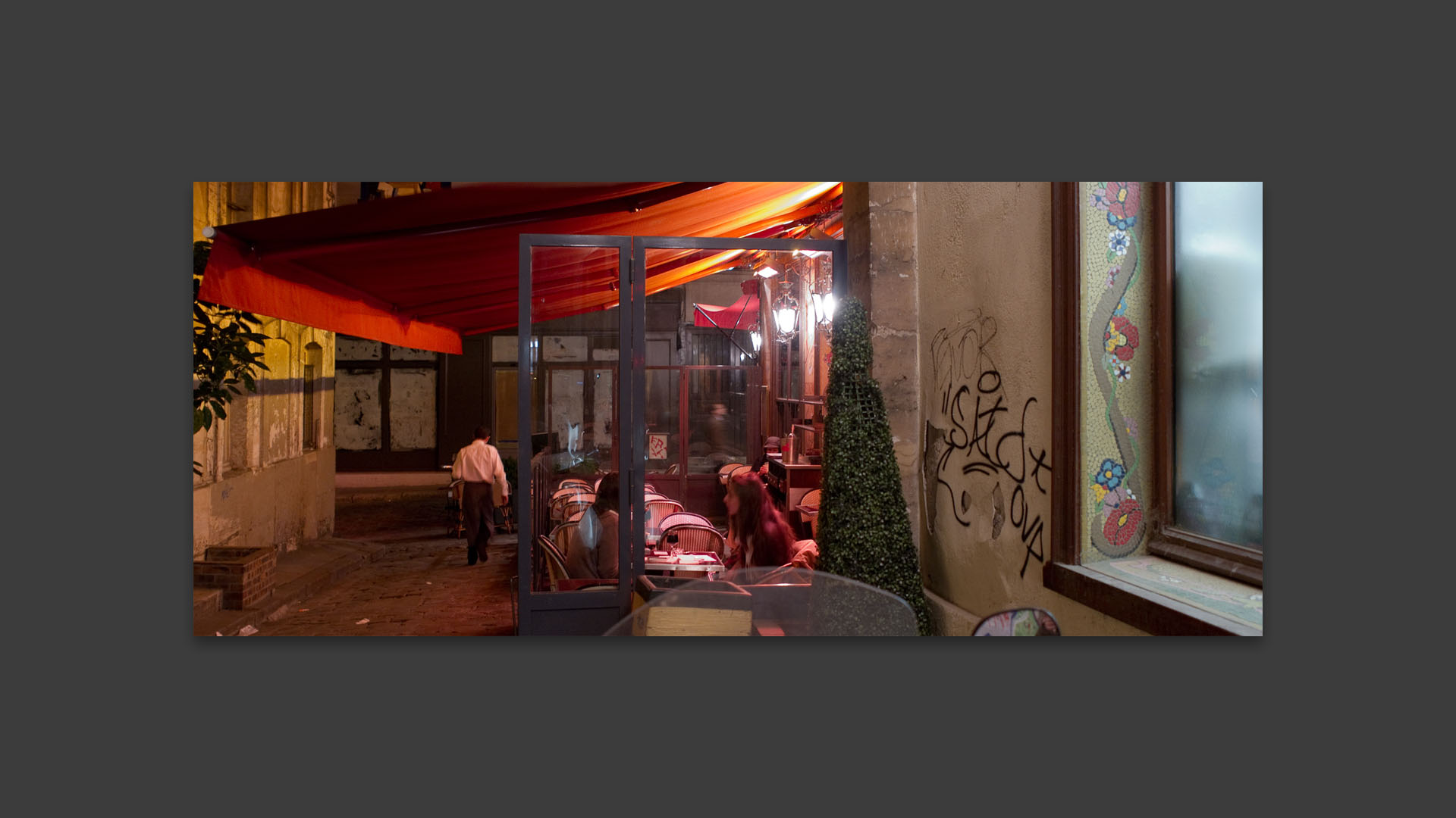 Terrasse de café, cour du Commerce Saint-André, à Paris.