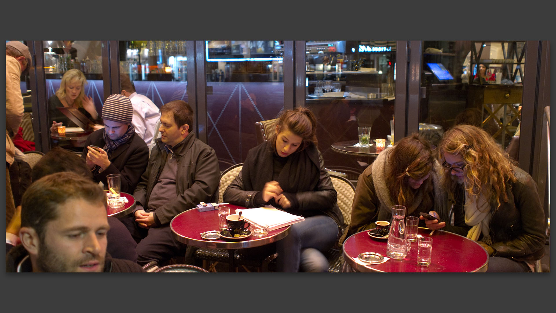 Public attablé à une terrasse, boulevard Saint-Germain, à Paris.