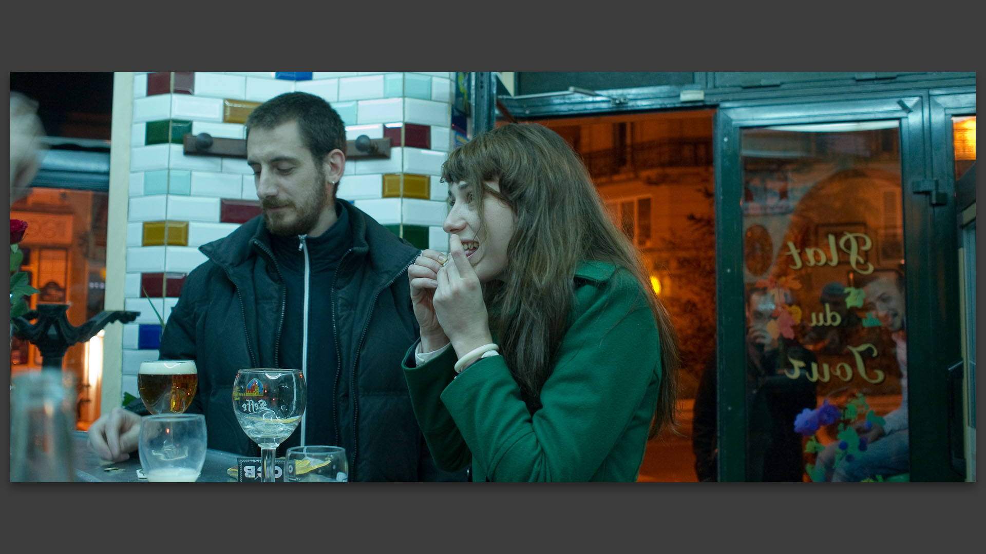 Au bar du café le Béarn, rue des Halles, à Paris.