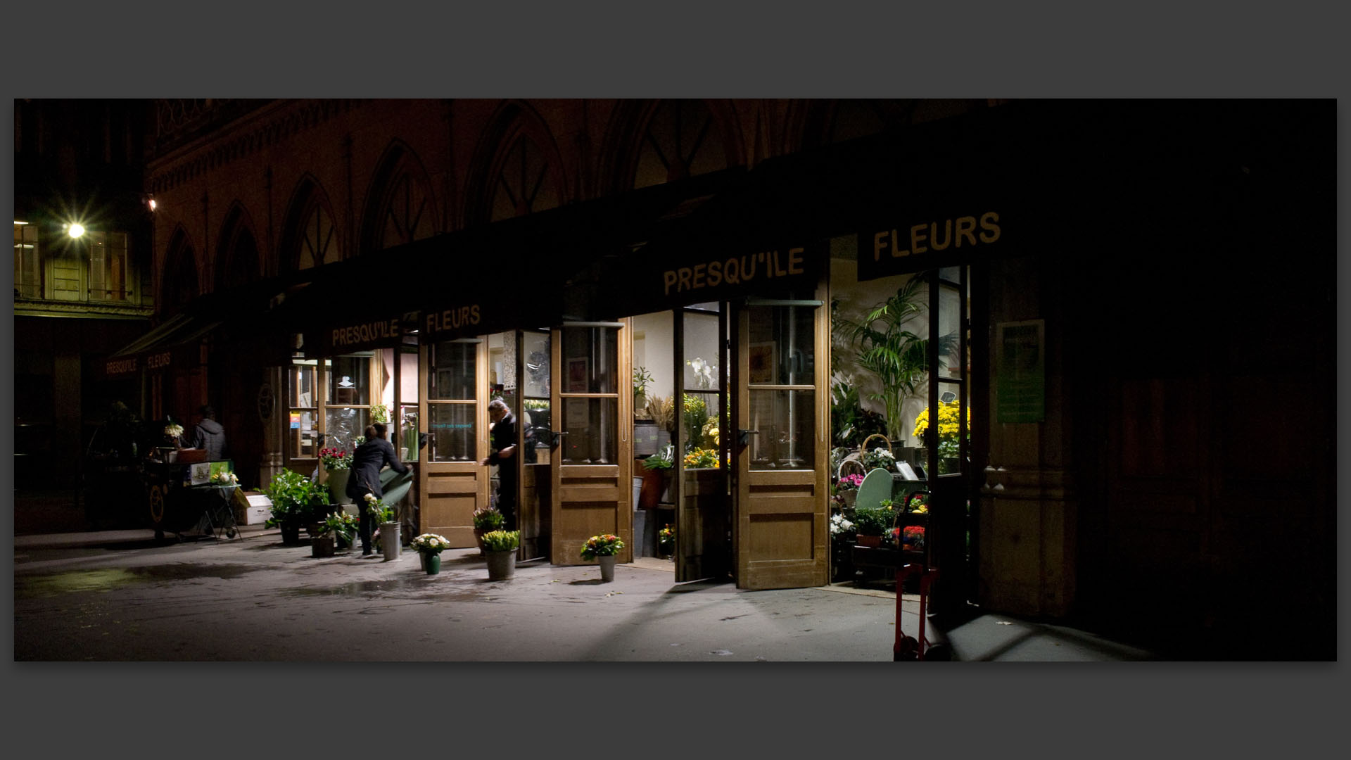 Marchand de fleurs, au pied de l'église Saint-Nizier, rue du Président-Edouard-Herriot, à Lyon.