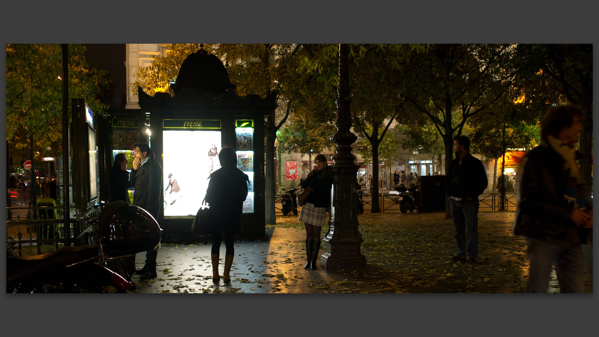 Femme au téléphone, place du Châtelet, à Paris.