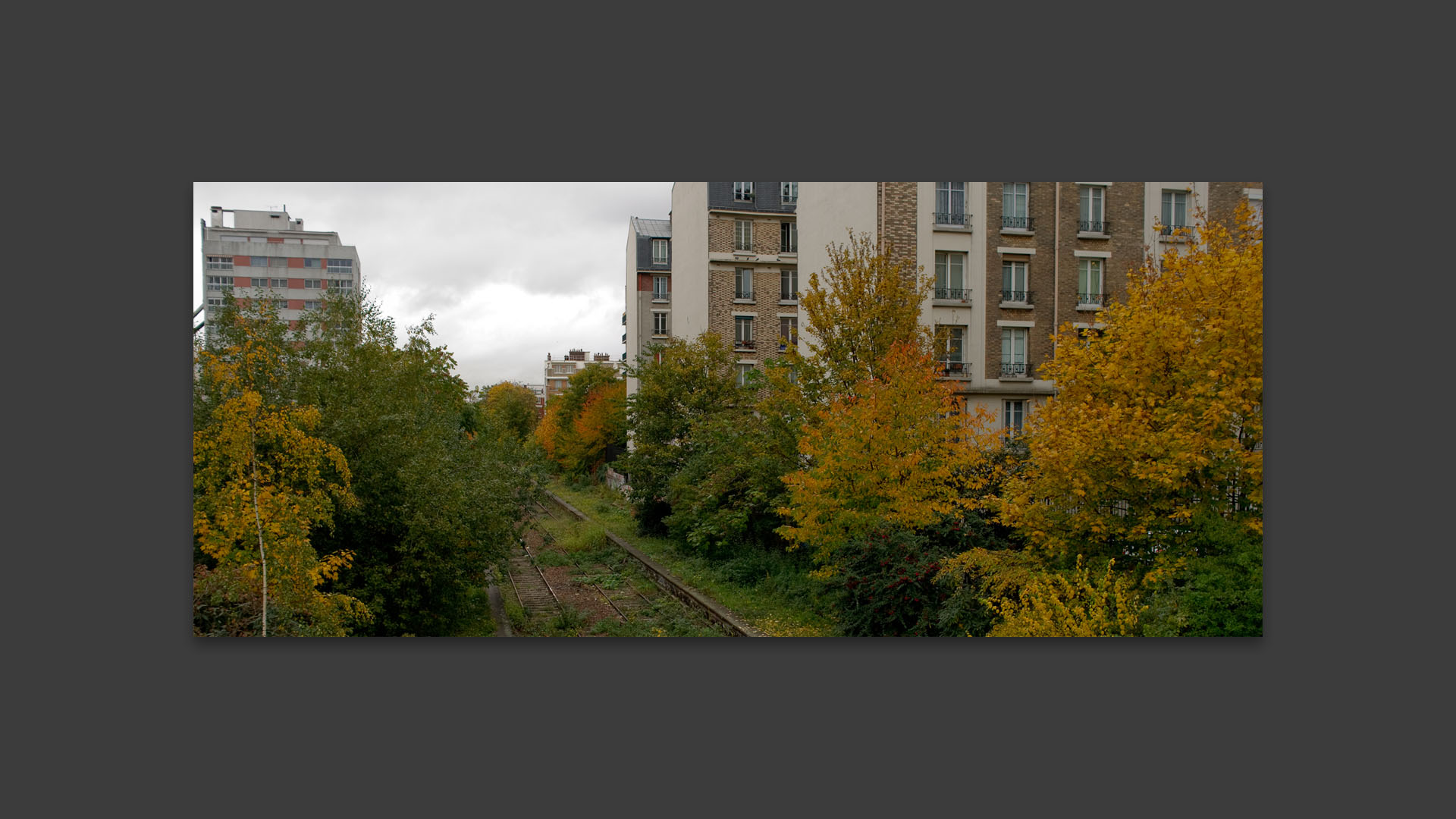 Vieille voie de chemin de fer, rue des Meuniers, à Paris.