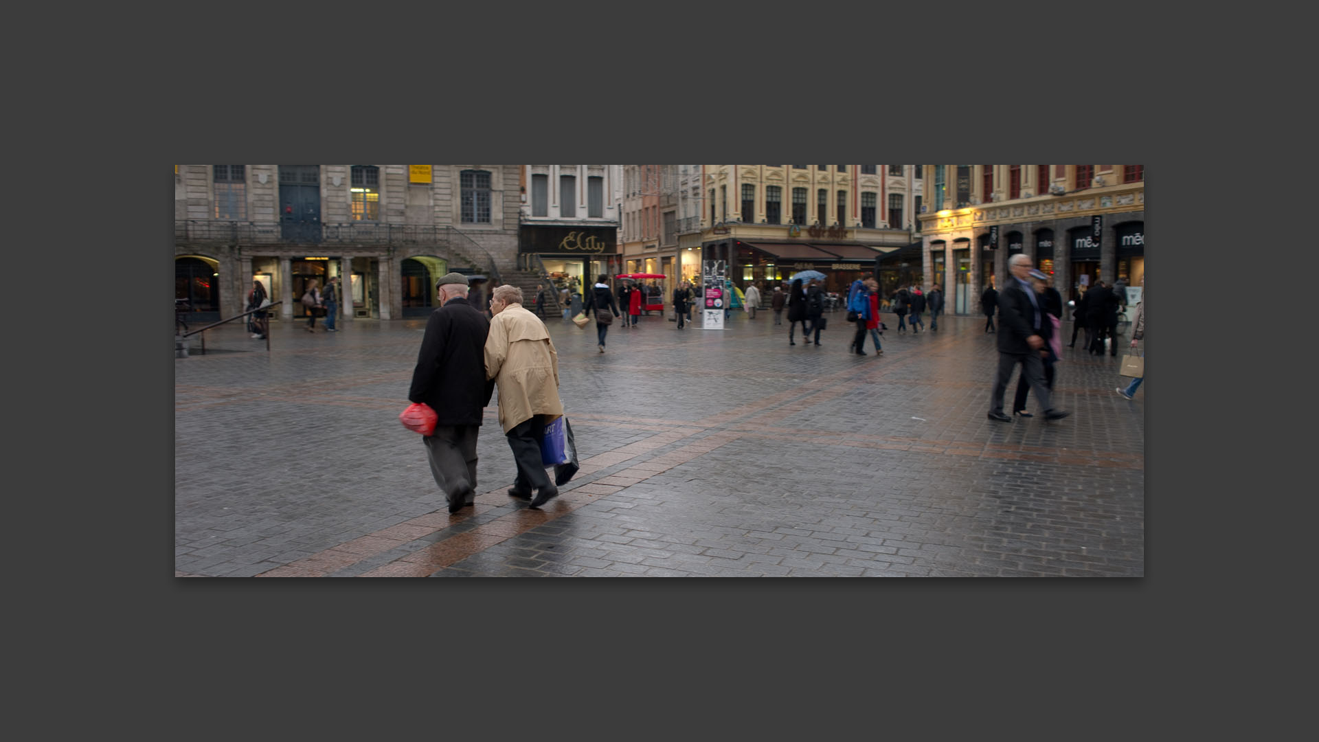 Personnes âgées traversant la place du Général-de-Gaulle, à Lille.