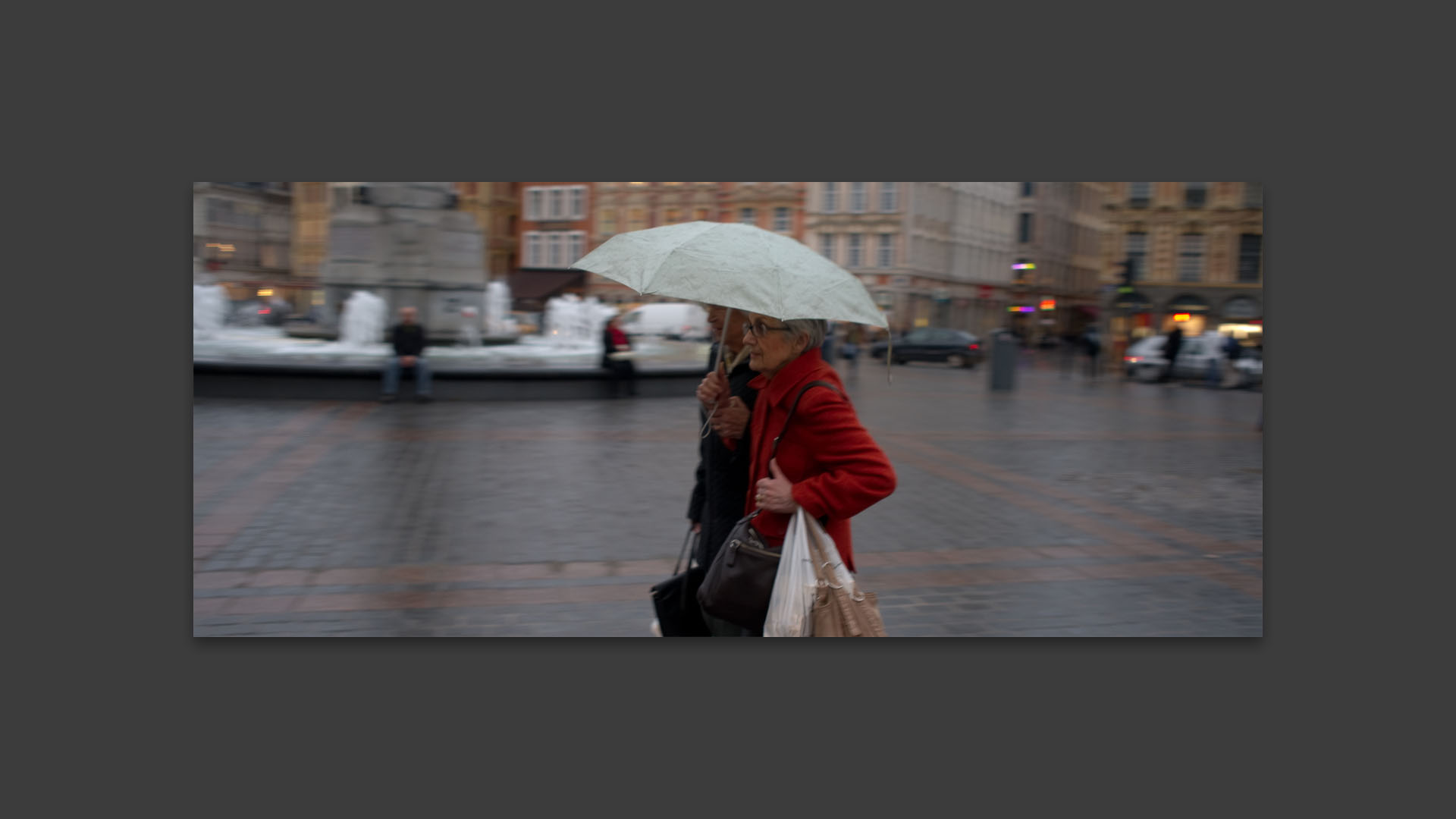 Sous la pluie, place du Général-de-Gaulle, à Lille.