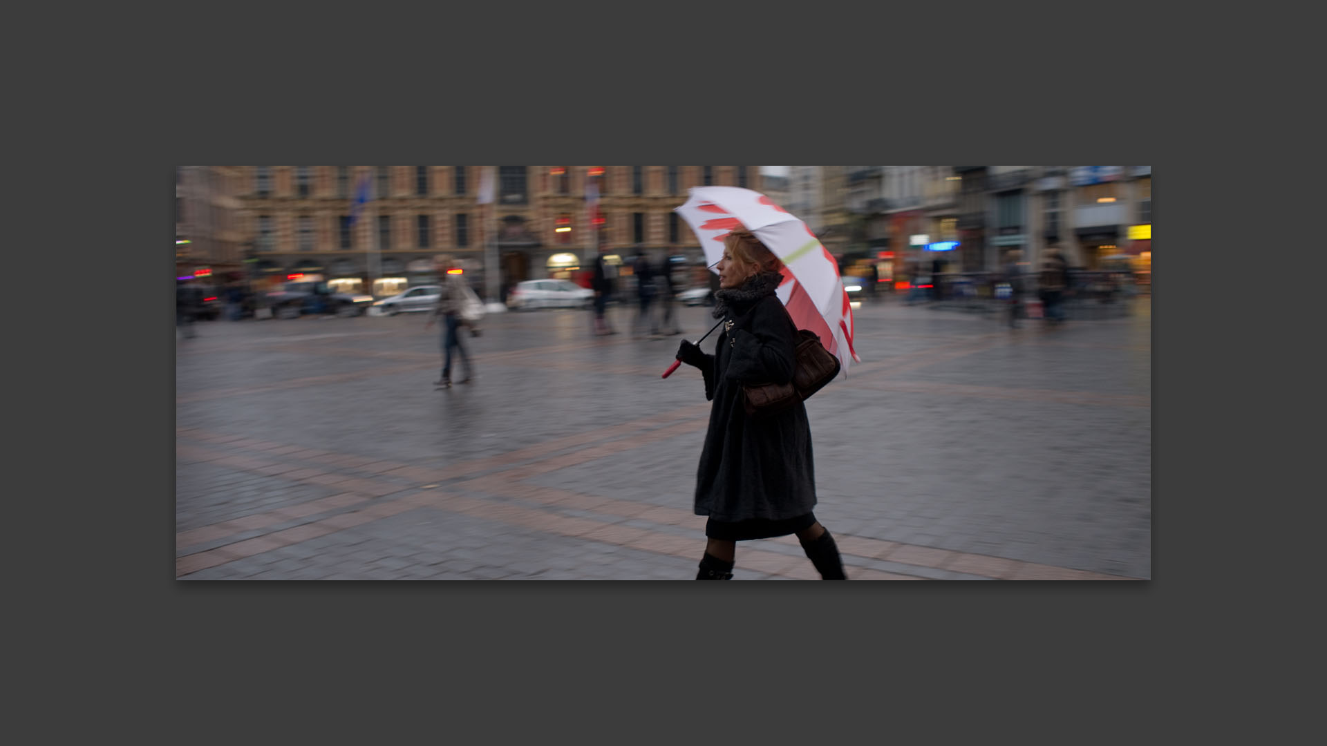 Sous la pluie, place du Général-de-Gaulle, à Lille.