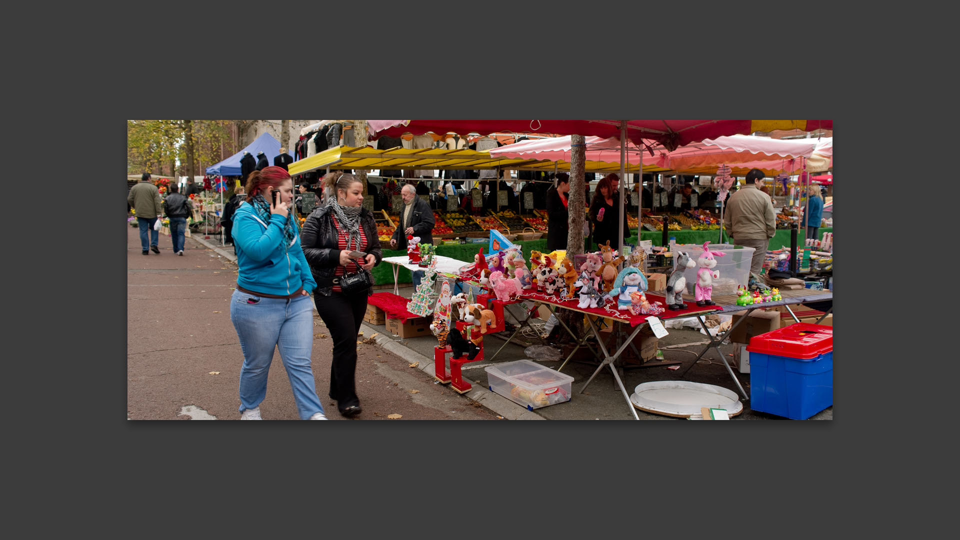 Jeunes filles au marché Saint-Pierre, place de la Liberté, à Croix.